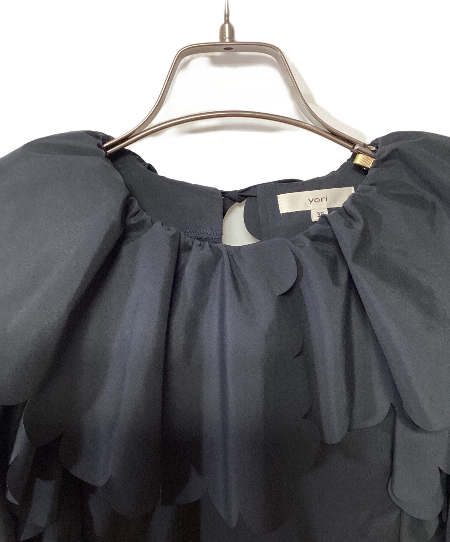 中古・古着通販】YORI (ヨリ) たっぷりスカラップブラウス ブラック