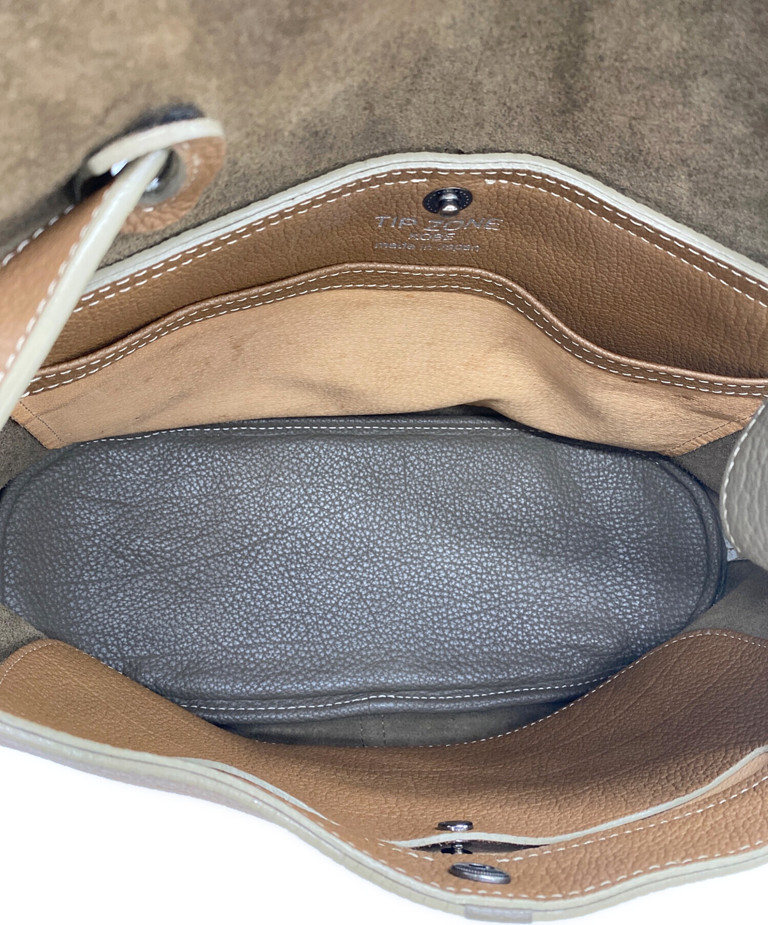 TIP ZONE ティップゾーン　ハンドバッグ　レザー　肩掛け可能　カーキ　神戸 TIPZONEスタッフ (@tipzone_kobe) • Instagram photos and videos