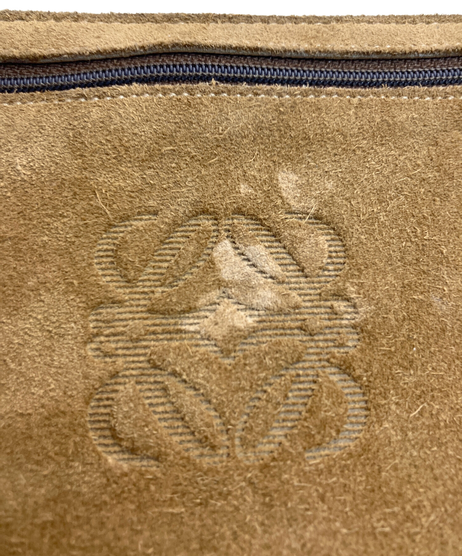 LOEWE ロエベ　アナグラム　スエード ポーチ 中古・古着通販】LOEWE (ロエベ) アナグラム型押しスエードポーチ