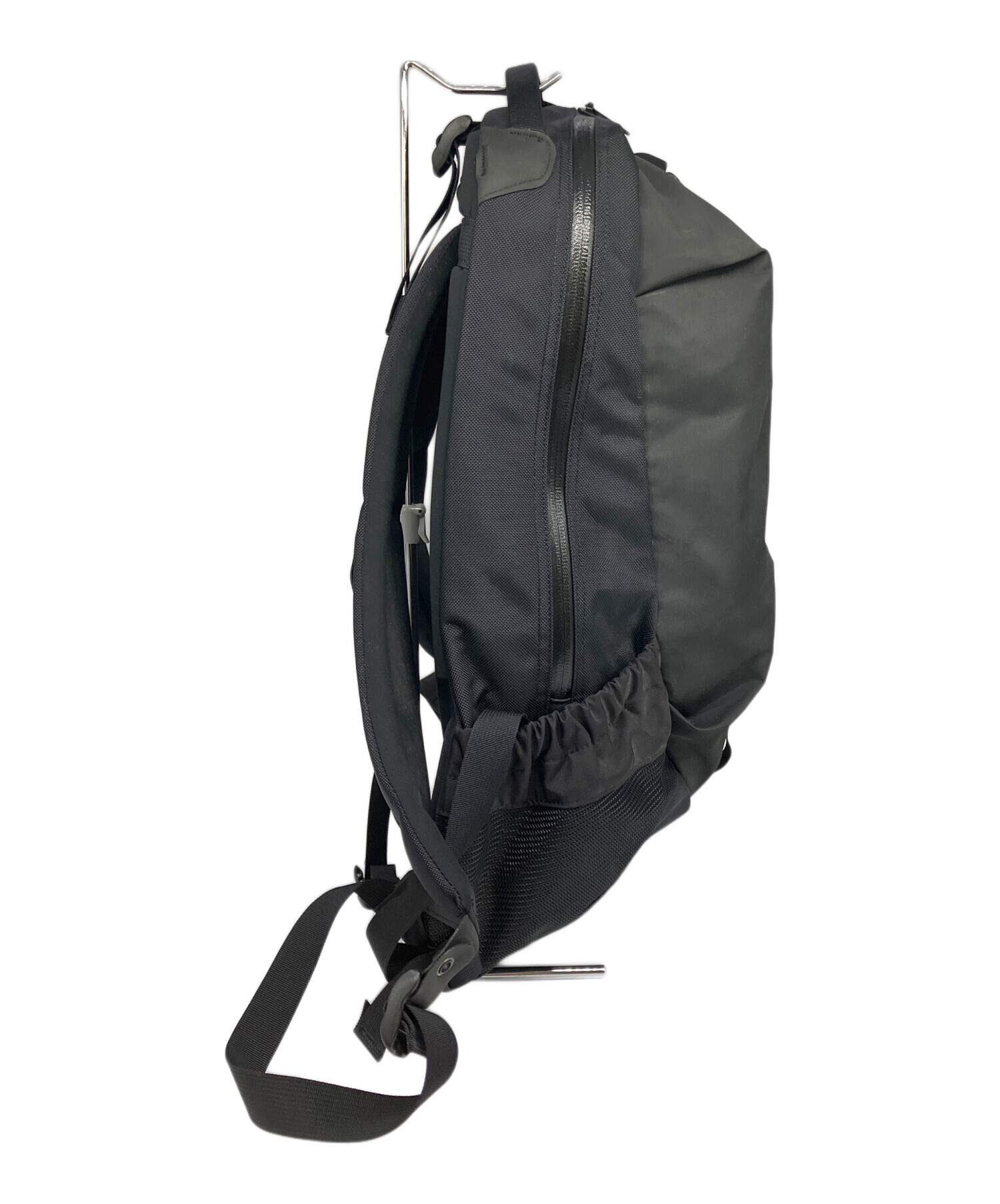たた様:77ARC’TERYX アークテリクス 廃盤モデル デイパック 黒 背面 ARC'TERYX アークテリクス ゴールド 廃盤モデル ブラック バックパック