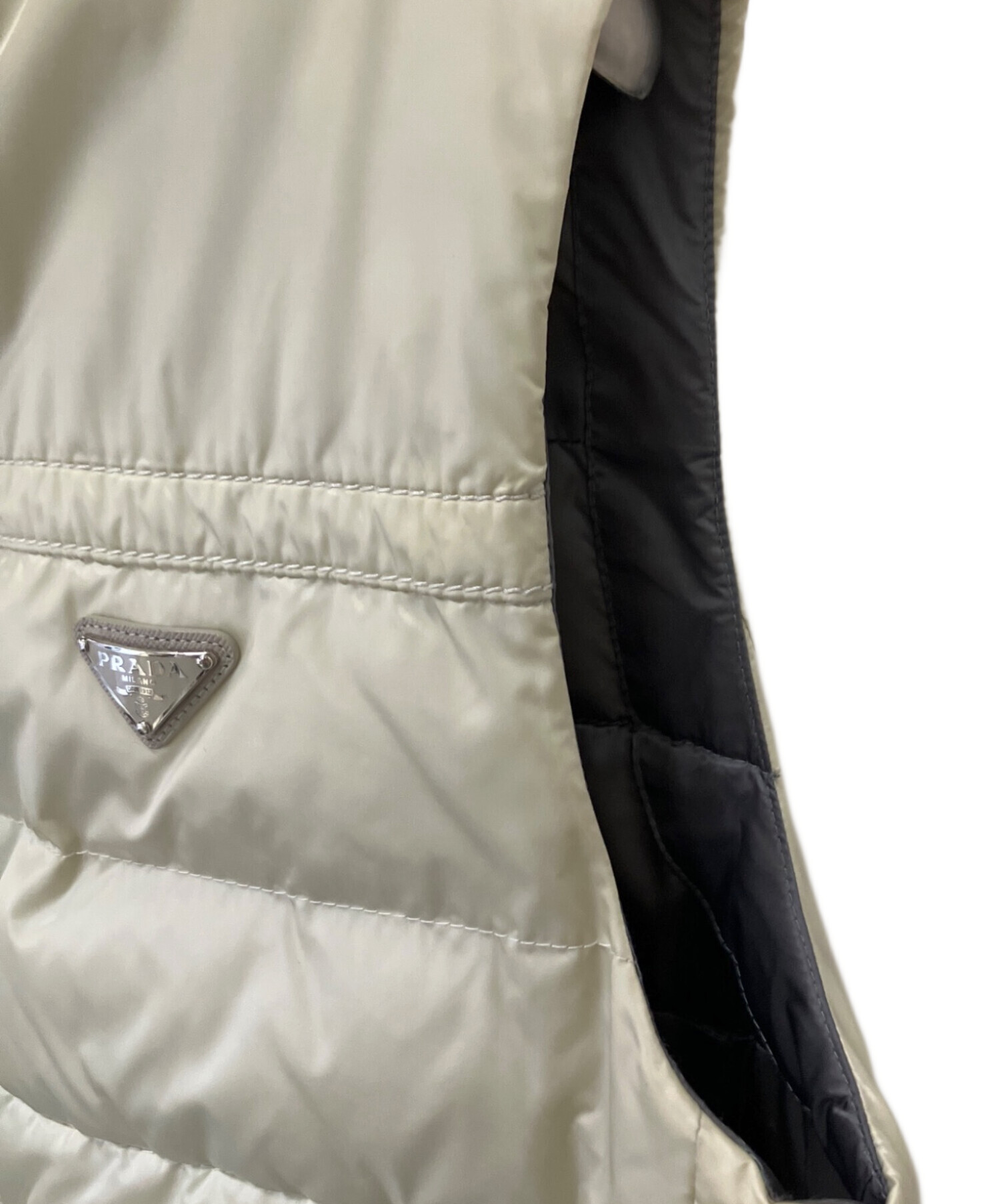 中古・古着通販】PRADA (プラダ) ロゴプレートダウンベスト ホワイト