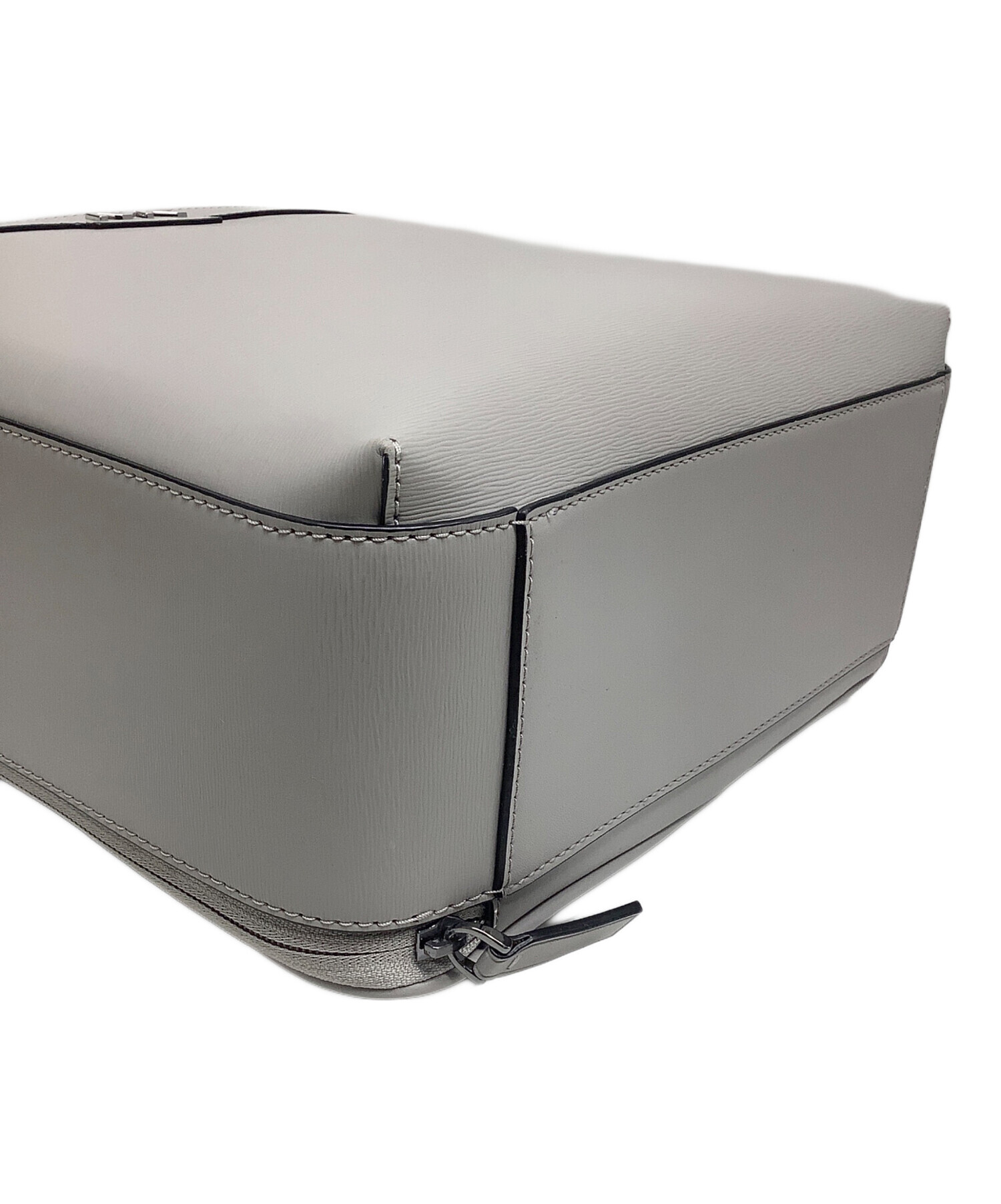 新品未使用　MICHAEL KORSグレー ナイロンバックパック　リュックサック 中古・古着通販】MICHAEL KORS (マイケル・コース) リュック グレー 未