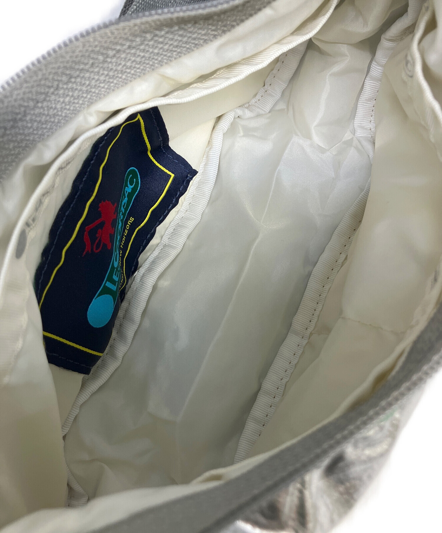 【中古】LeSportsac　レスポートサック　ショルダーバッグ　 FREE グレー レディース　ホワイト　ななめ掛けバッグ＿s13＿s-0354-r13 DELUXE EVERYDAY BAG｜ショルダーバッグ/斜め掛け｜バッグ