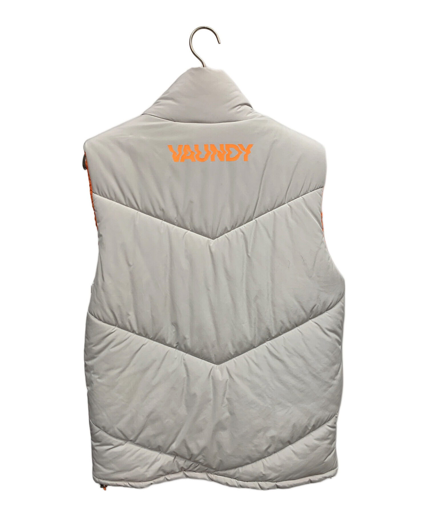 グレー/オレンジ ダウンベスト　Vaundy２０２６ツアーグッズ！無くなり次第！ 中古・古着通販】VAUNDY (バウンディー) vaundy グレー×オレンジ