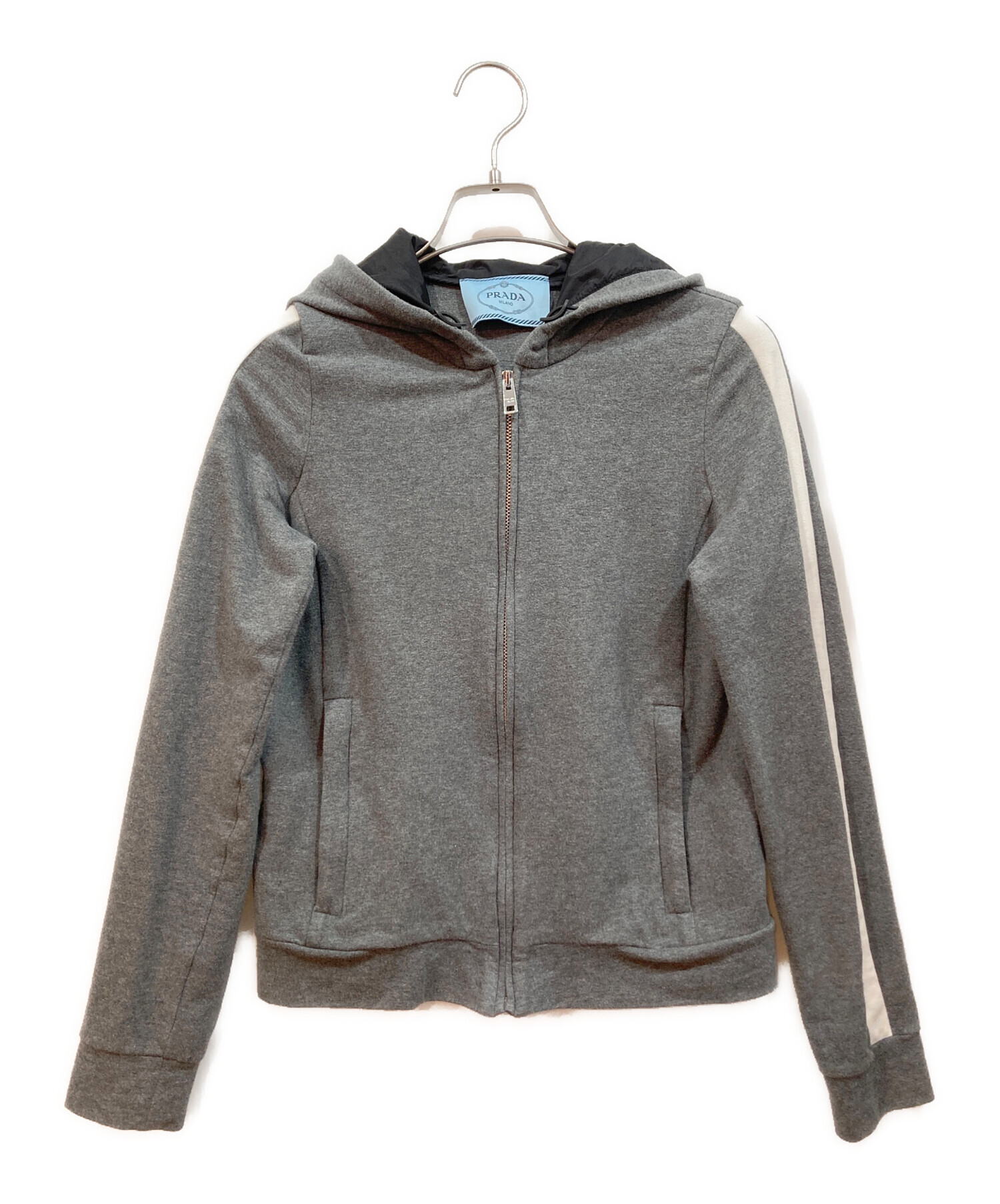 PRADA プラダ　メンズ　グレー フルジッパーパーカー Prada triangle-logo zip-up Hoodie | Grey | FARFETCH