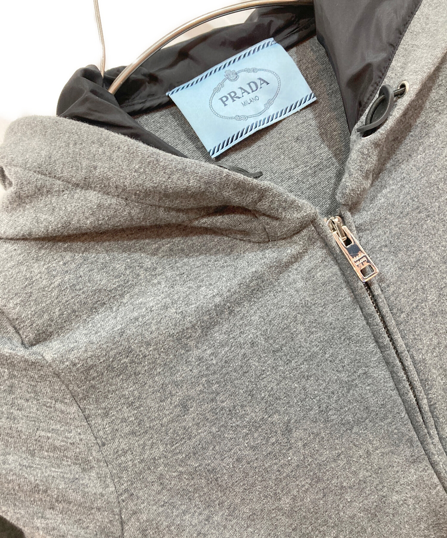 PRADA プラダ　メンズ　グレー フルジッパーパーカー Prada triangle-logo zip-up Hoodie | Grey | FARFETCH