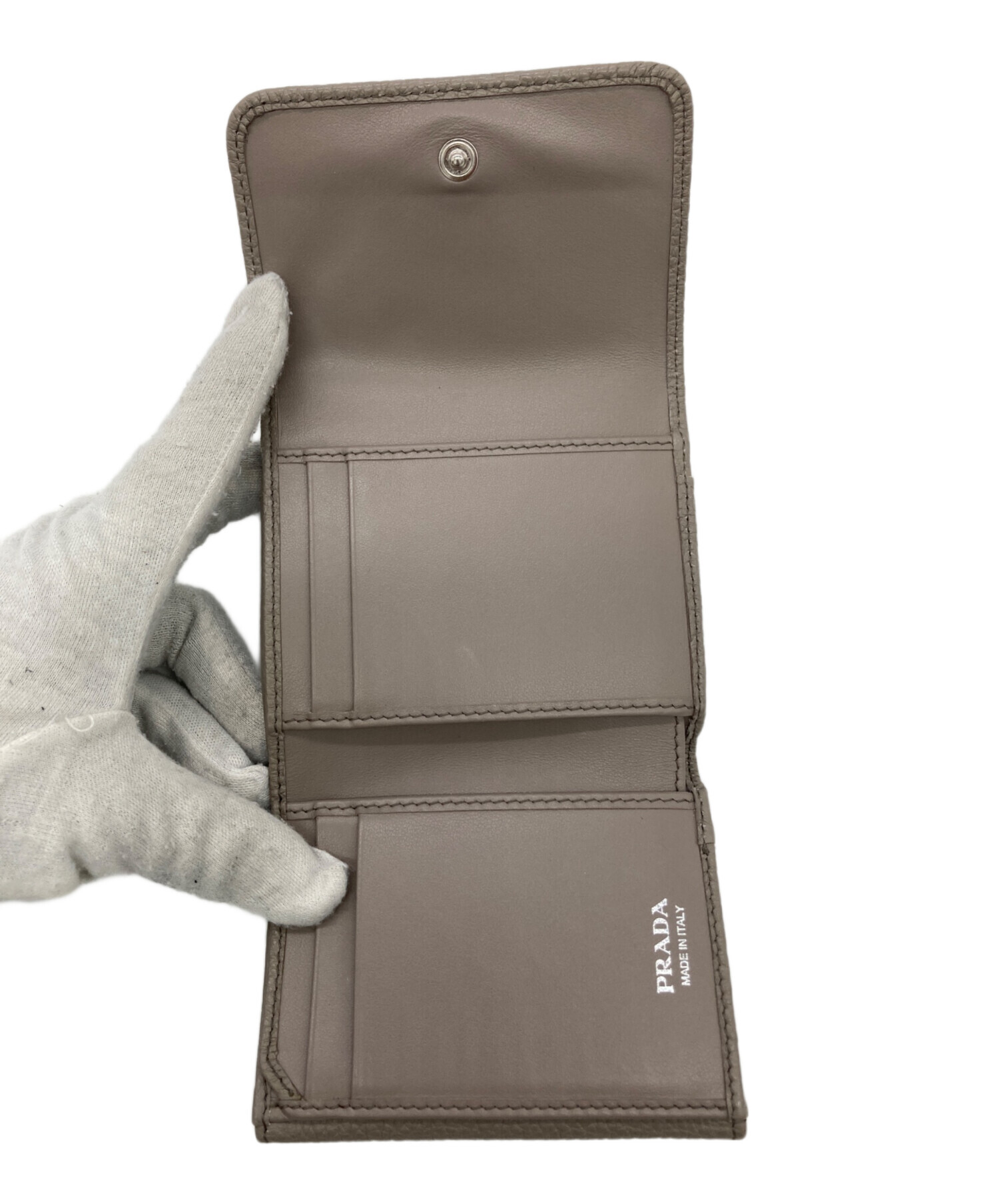 中古・古着通販】PRADA (プラダ) 3つ折り財布 グレージュ｜ブランド 