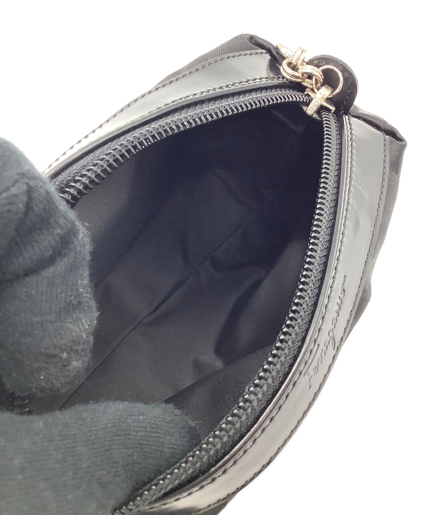 【アン アン】Ferragamo サルヴァトーレフェラガモポーチシルバー アン アン様専用】Ferragamo サルヴァトーレフェラガモポーチ