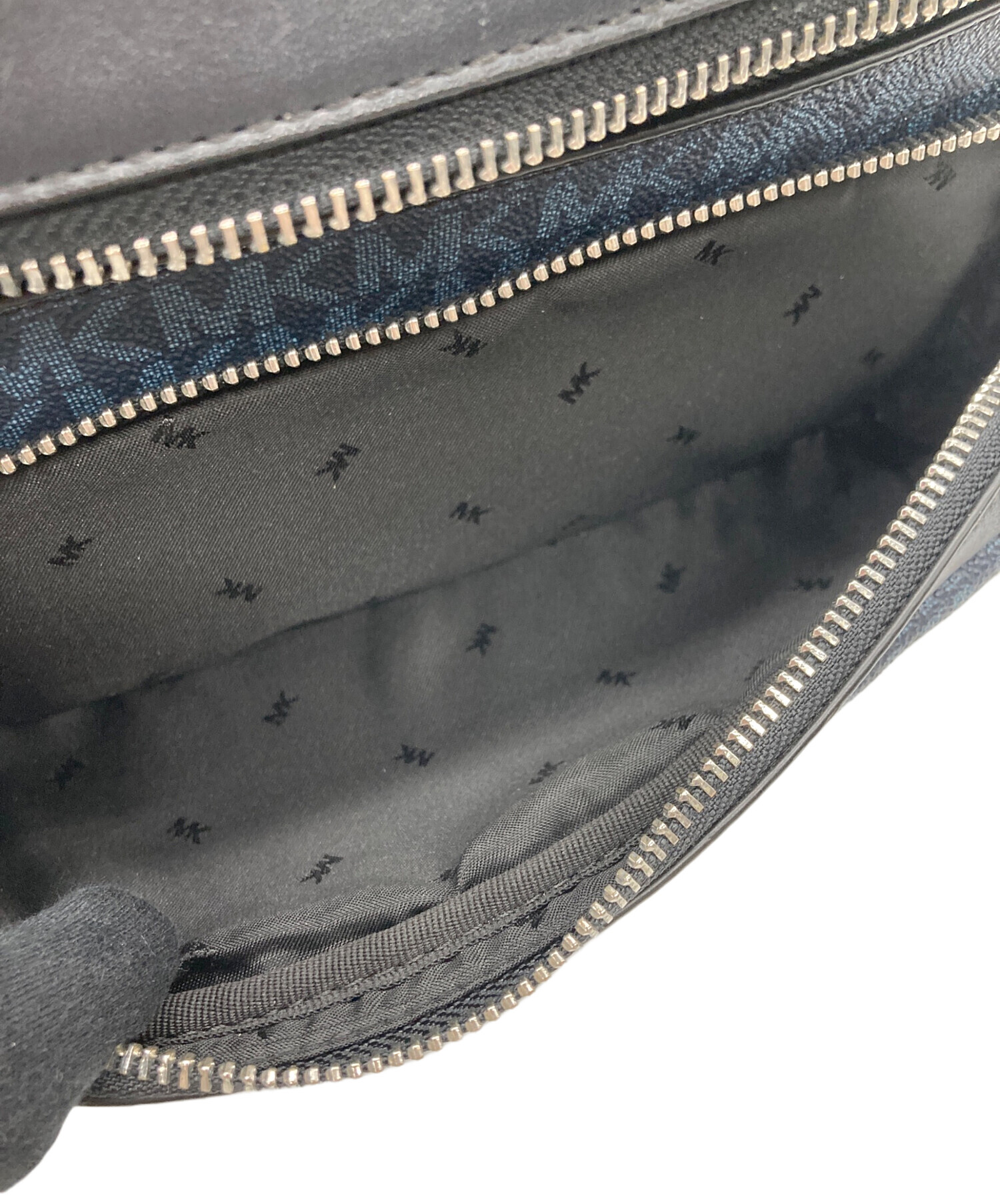 【ほぼ未使用品】MICHAEL KORS ネイビー ボディバッグ 中古・古着通販】MICHAEL KORS (マイケル・コース) ボディーバッグ