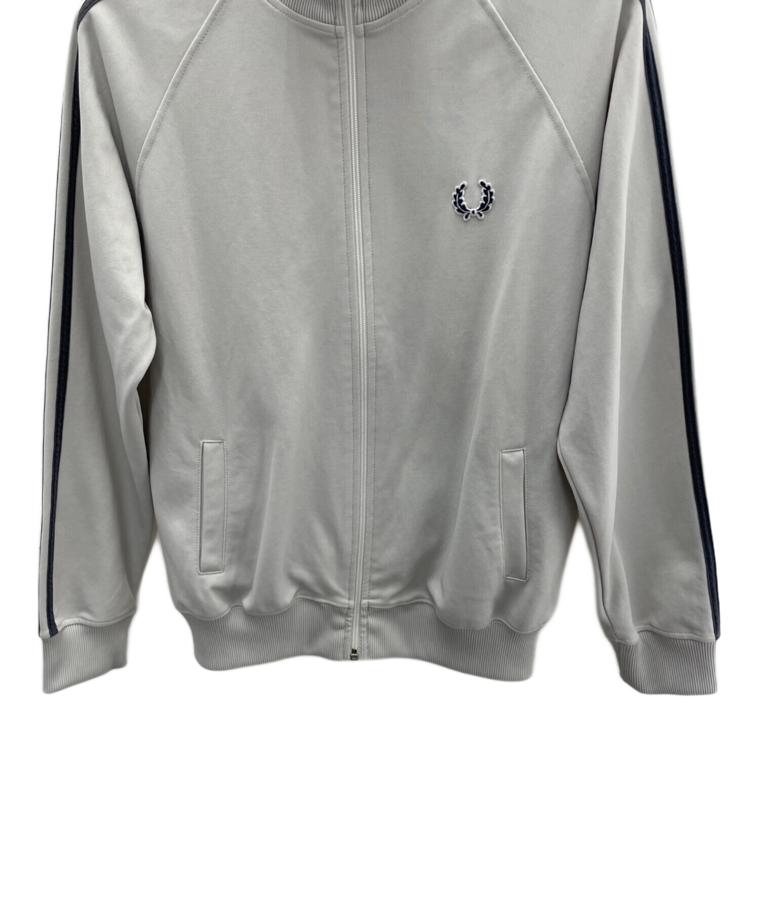FRED PERRY フレッドペリー　テープロゴトラックジャケット グレー 中古・古着通販】FRED PERRY (フレッドペリー) トラックジャケット