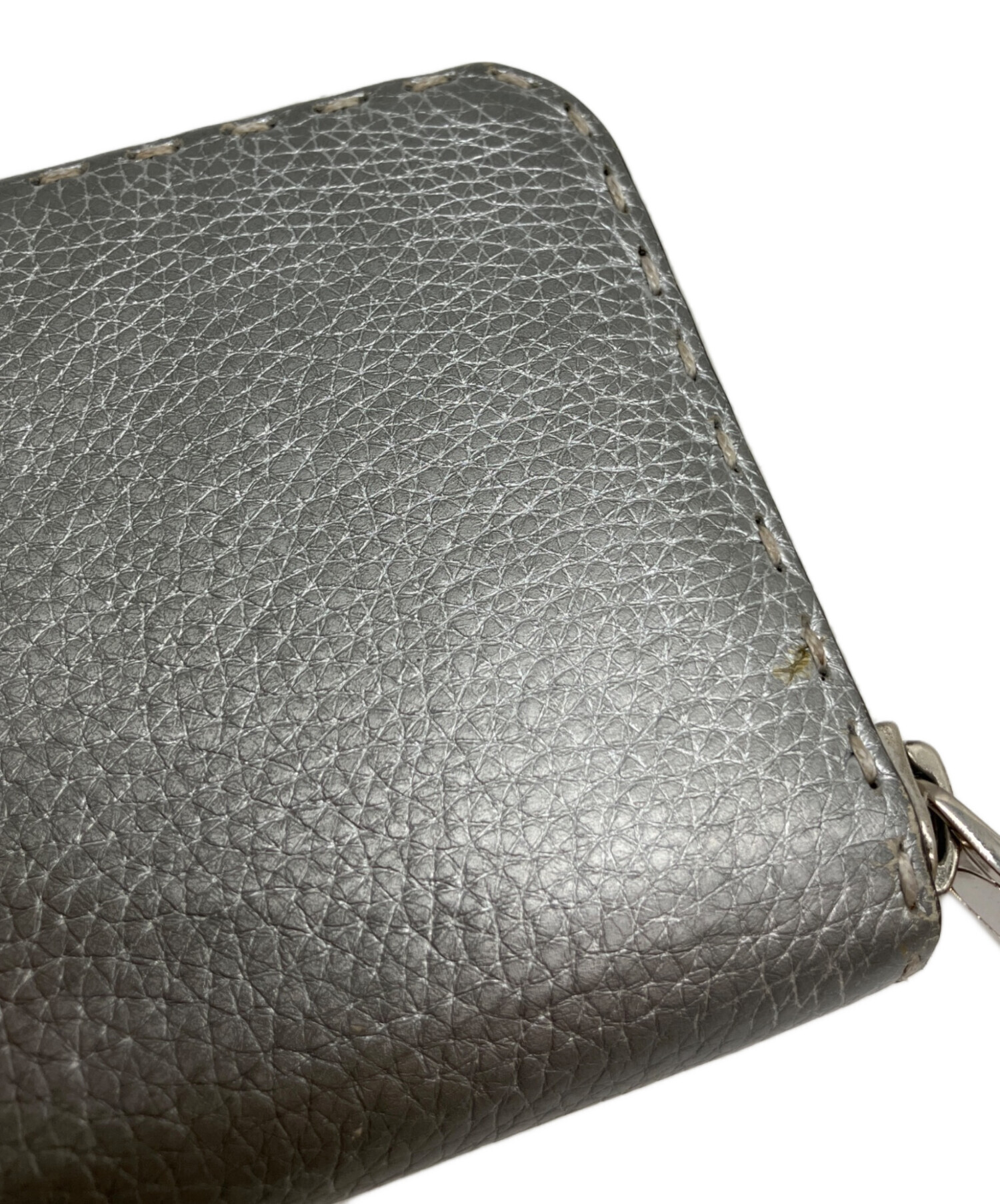 FENDI ラウンドファスナー長財布　パール加工風レザー　シルバー 中古・古着通販】FENDI (フェンディ) 長財布 シルバー｜ブランド・古着