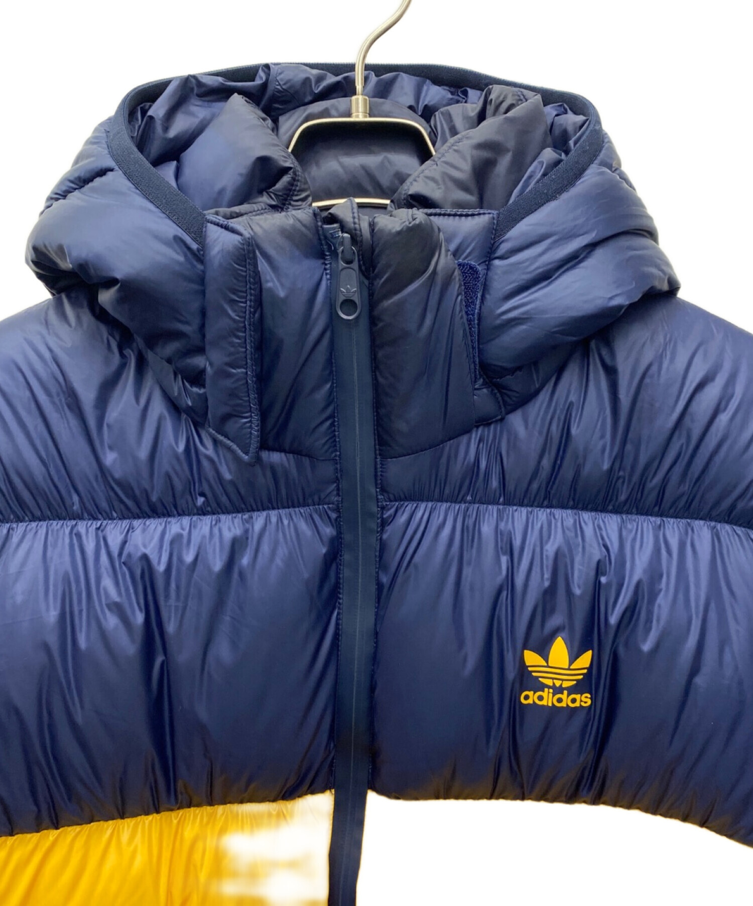 アディダス　ネイビーダウンジャケット蛍光オレンジライン 中古・古着通販】adidas (アディダス) ダウンジャケット ネイビー