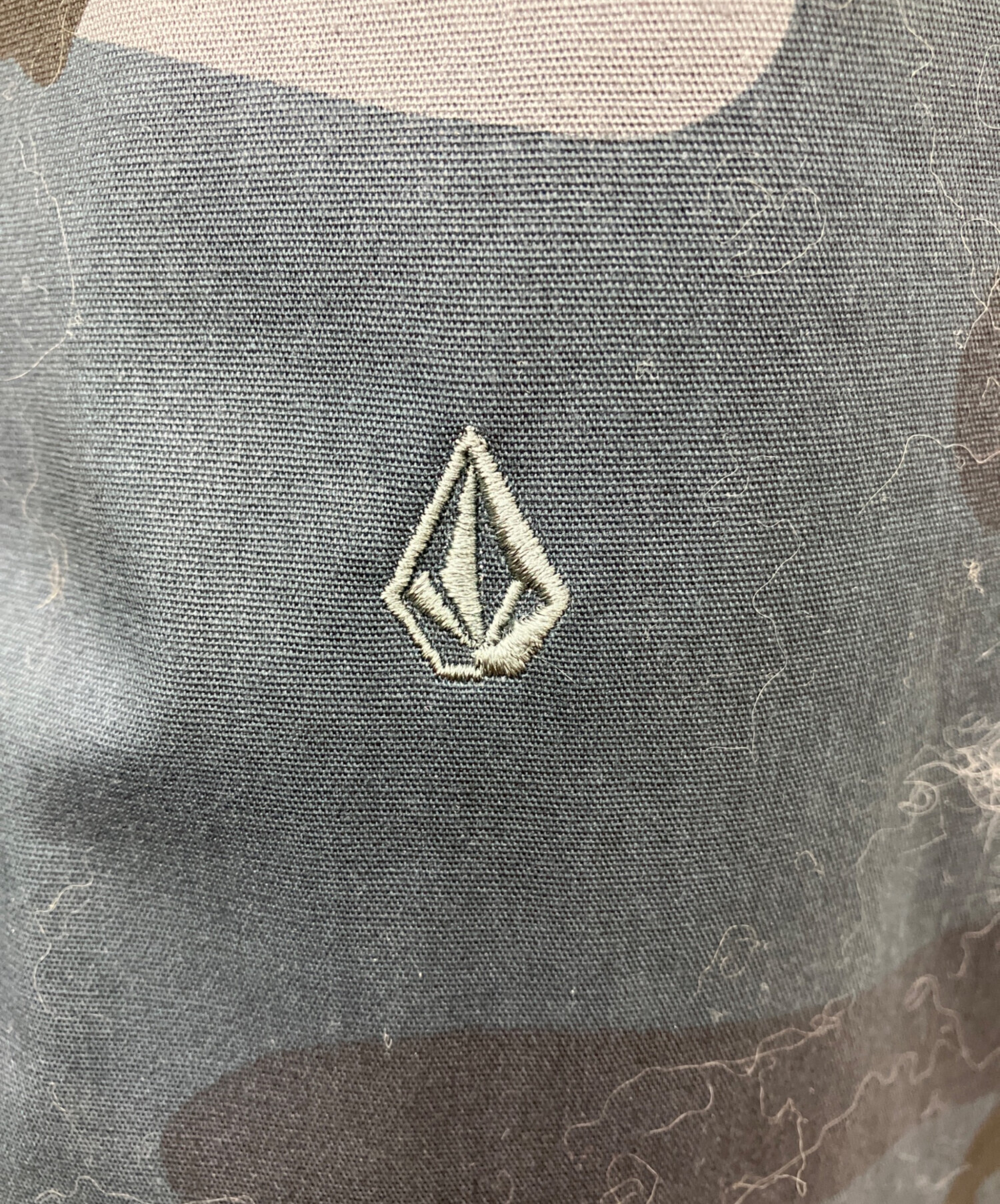 VOLCOM ボルコム Sサイズ グレー迷彩 中古・古着通販】VOLCOM (ボルコム) 迷彩フードジャケット ネイビー