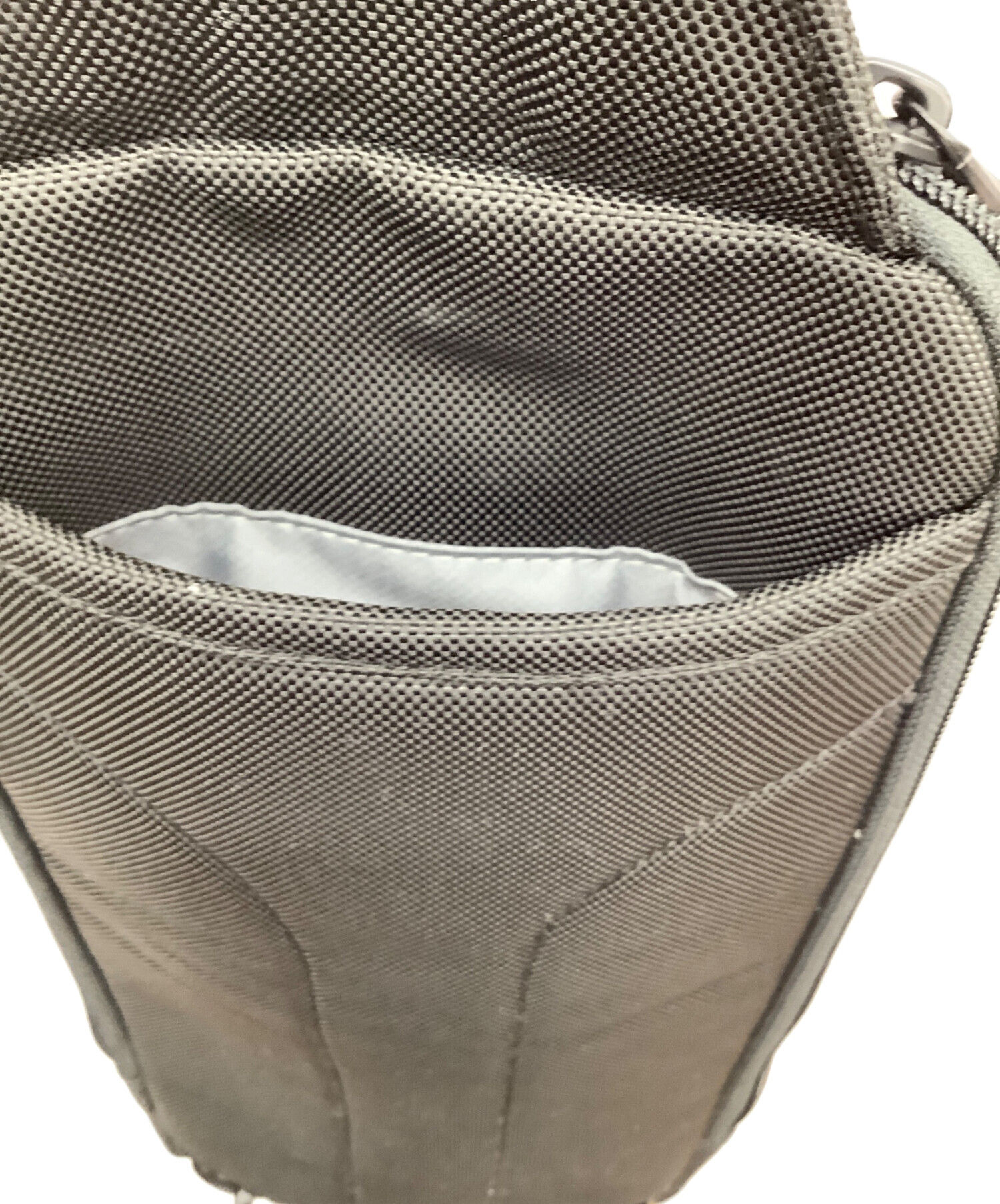 【新品未使用】TUMI ボディバッグ スリングバッグ セージグリーン 中古・古着通販】TUMI (トゥミ) ラージスリングボディバッグ ブラック