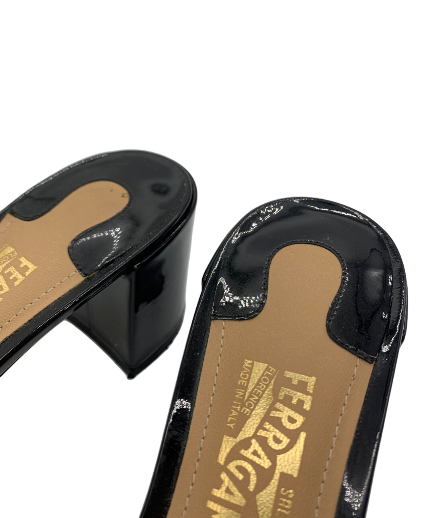中古・古着通販】Ferragamo (フェラガモ) エナメルサンダル ブラック