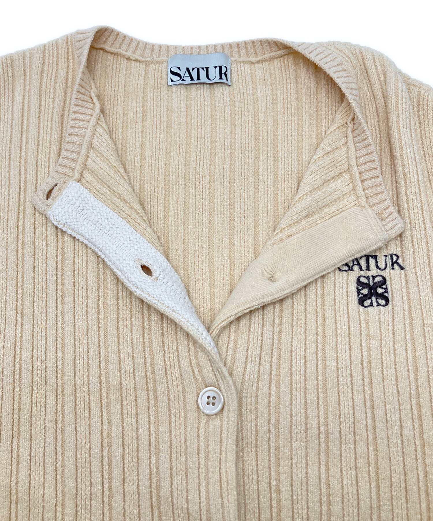 「日本未発売」SATUR ベージュ カーディガン 新品タグ付き 中古・古着通販】SATUR (セター) 薄手カーディガン オーク サイズ:S