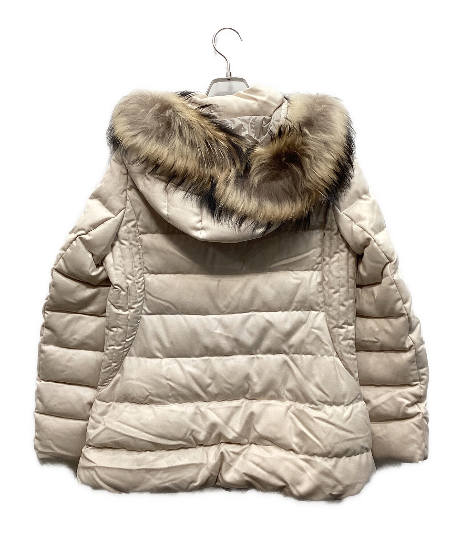 タトラスファー付きベージュダウンジャケット