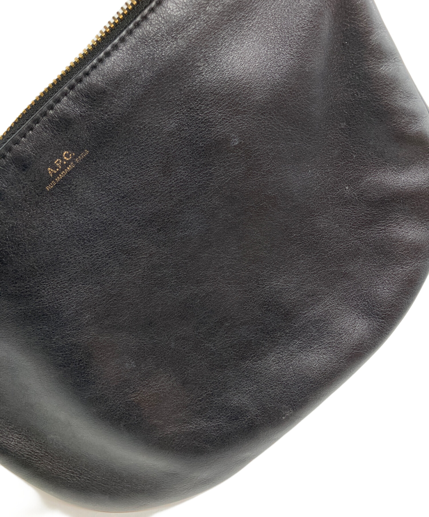 【加古川店】 中古 A.P.C | アーペーセー ショルダーバッグ Treck ショルダーバッグ? ブラック 【121】 中古・古着通販】A.P.C. (アーペーセー) ショルダーバッグ ブラック
