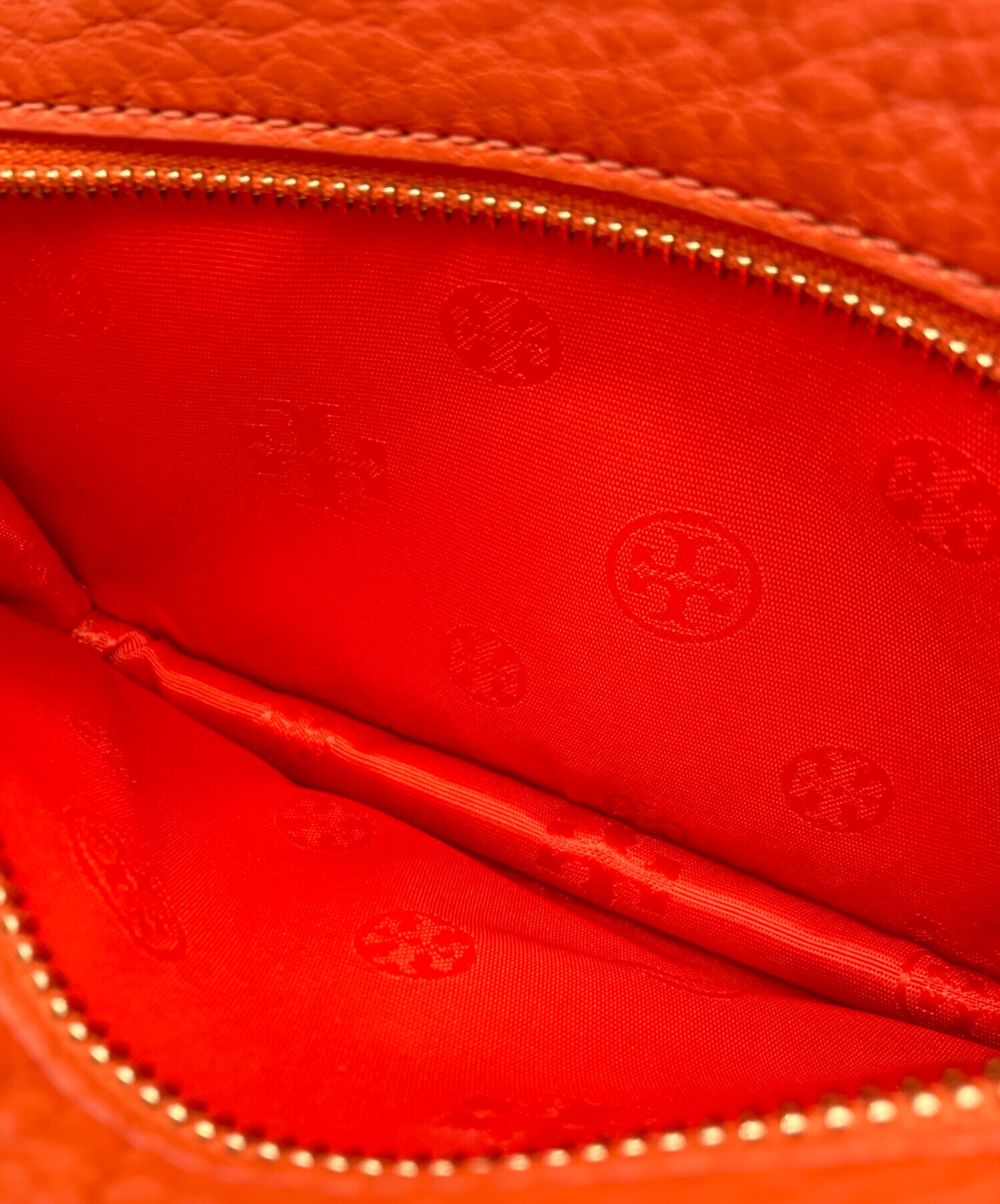 【週末値下げ】TORY BURCH トリバーチレザーショルダーバッグ　オレンジ色 中古・古着通販】TORY BURCH (トリーバーチ) レザーショルダーバッグ
