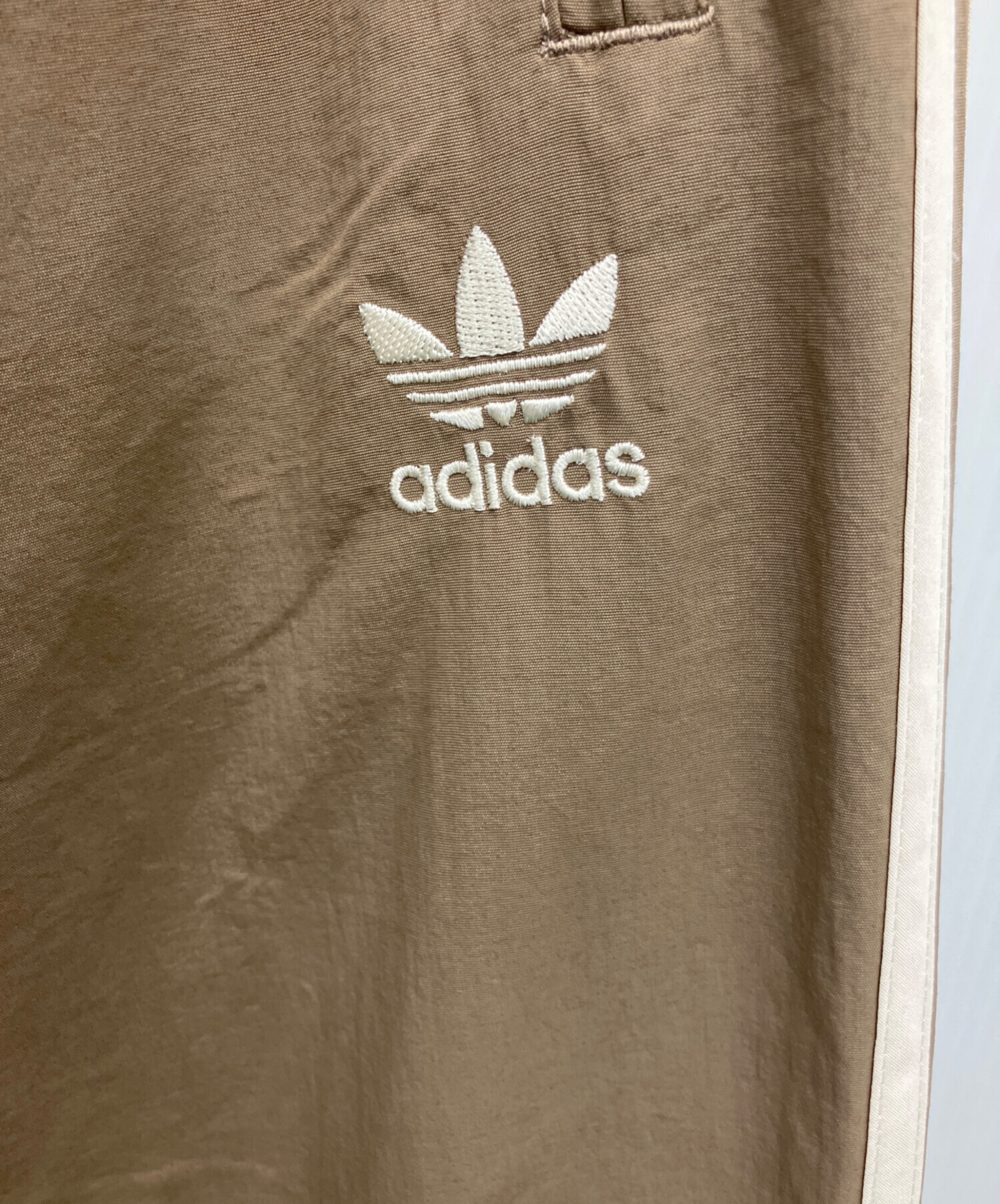 中古・古着通販】adidas (アディダス) トラックパンツ ベージュ サイズ