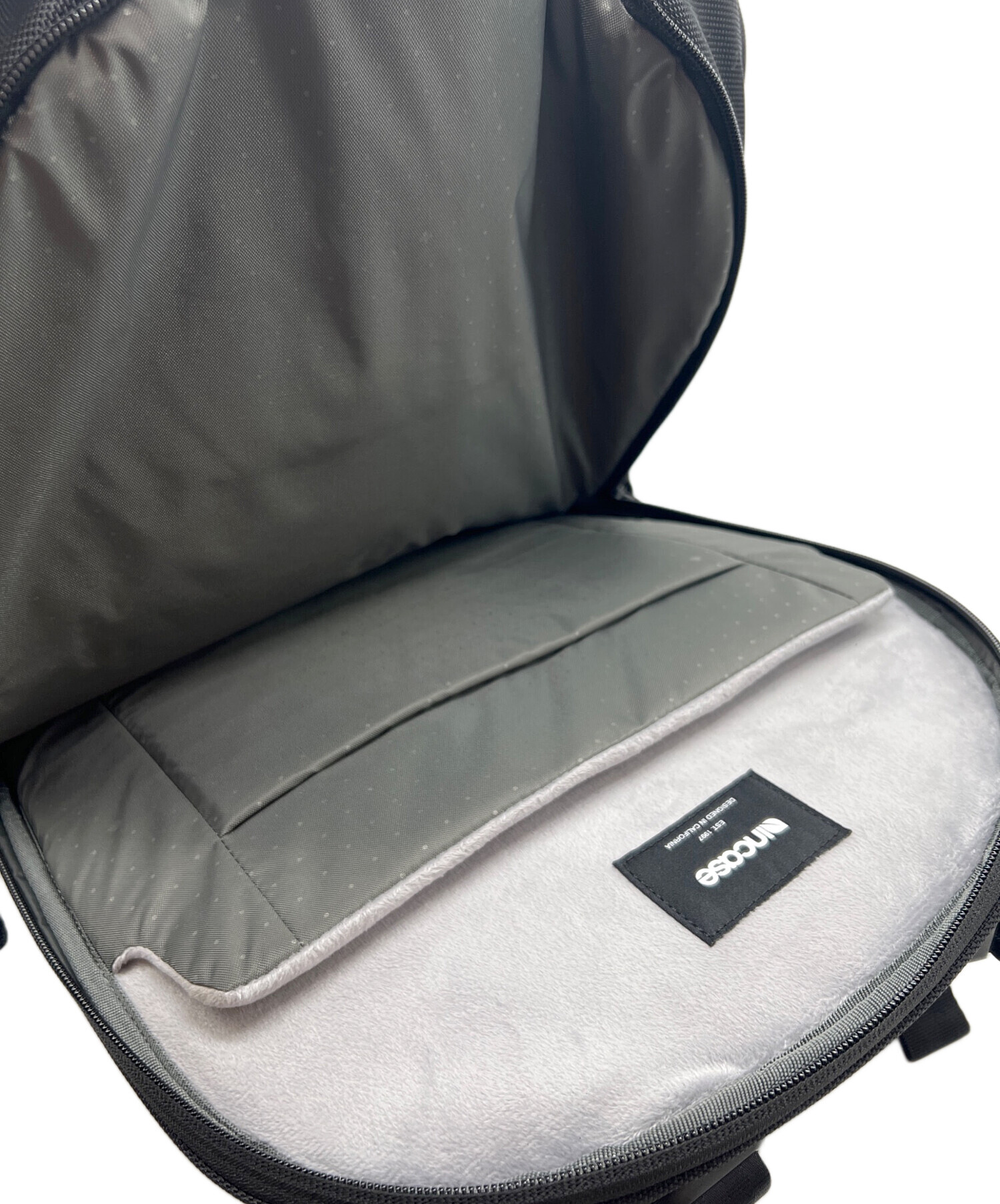 中古・古着通販】Incase (インケース) Tracks Backpack 18L ブラック 