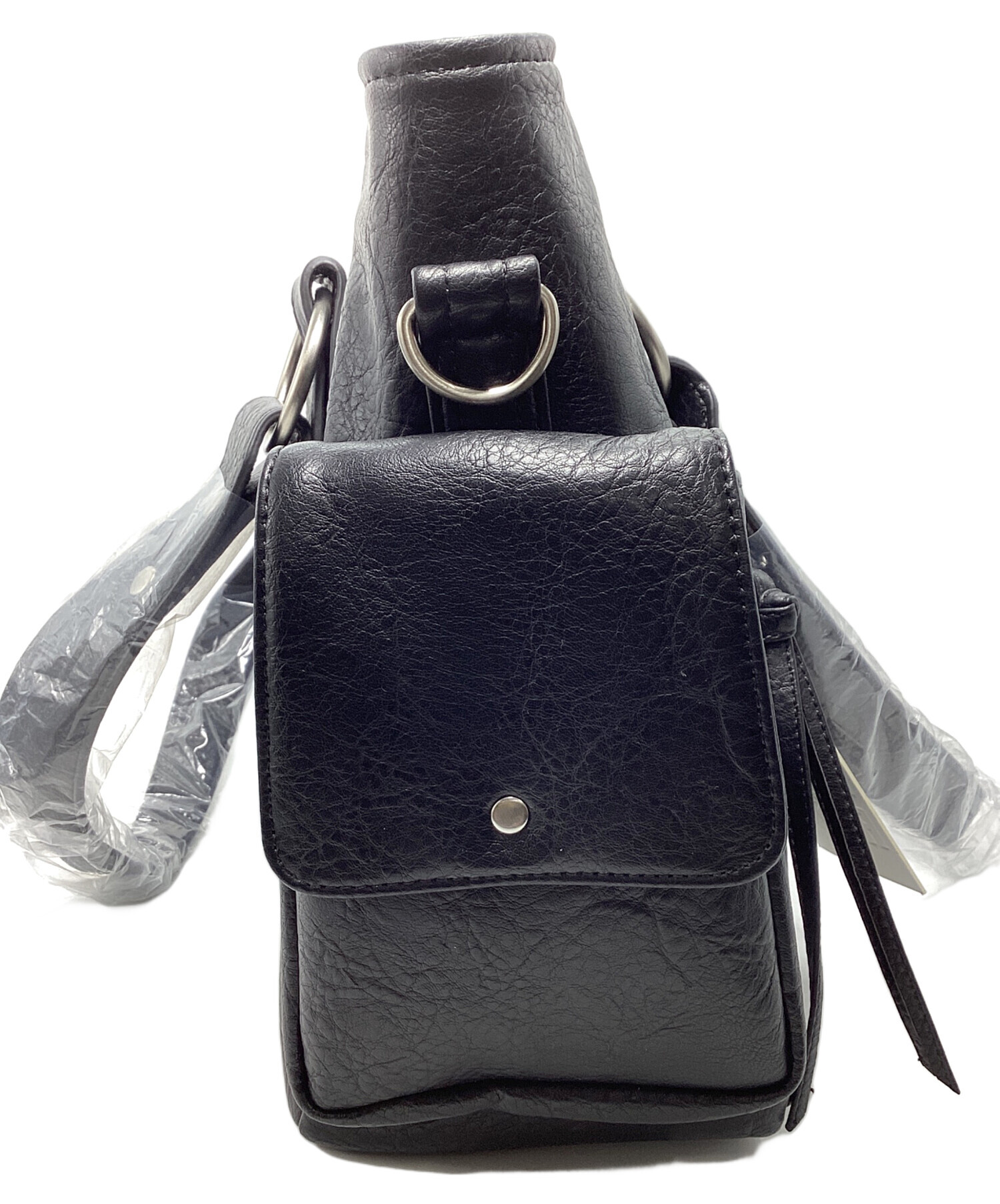 IUGAMAKARAS イウガマカラス　ショルダーバッグ　ブラック 中古・古着通販】IUGAMAKARAS (イウガマカラス) Studded Leather