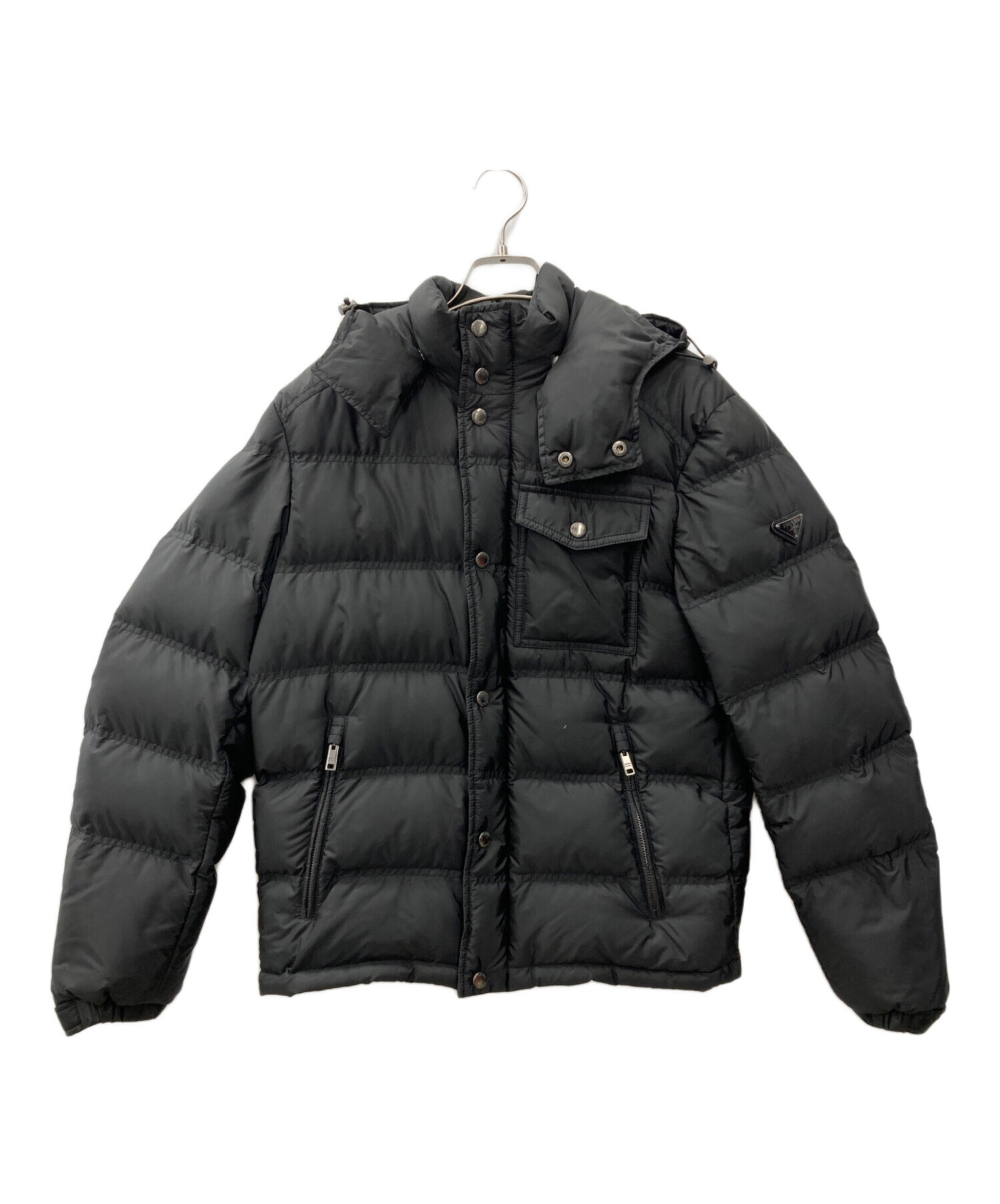 セール中! PRADA プラダ フード付ダウンジャケット 290085新品タグ付 中古・古着通販】PRADA (プラダ) ダウンジャケット ブラック サイズ:46