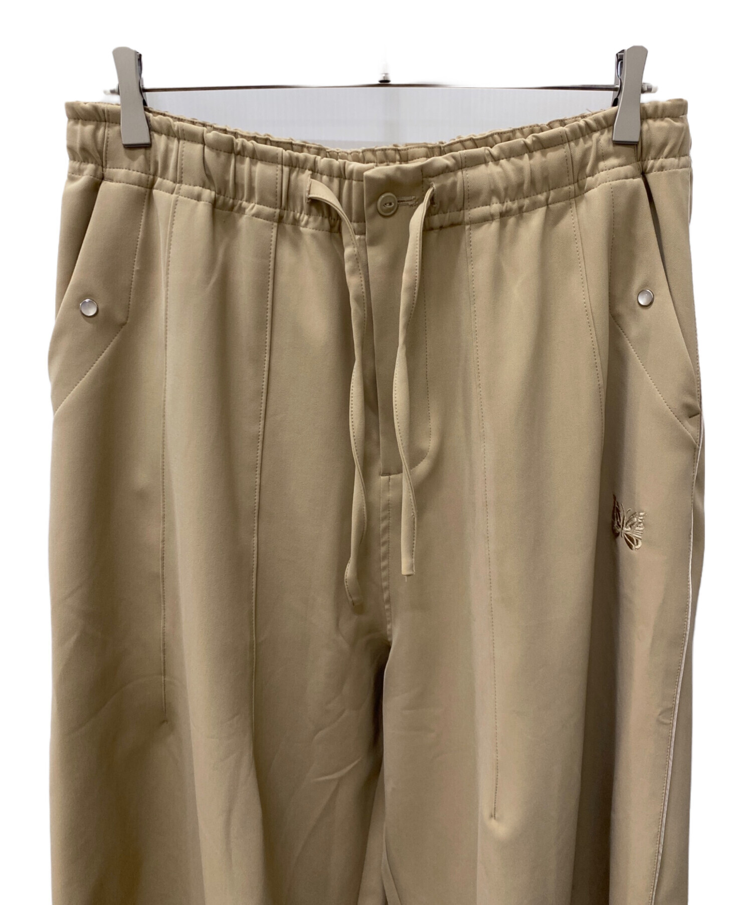 【3日間限定価格】yzerr着用　needles トラックパンツ　ベージュ 中古・古着通販】Needles (ニードルズ) ワイドトラックパンツ ベージュ