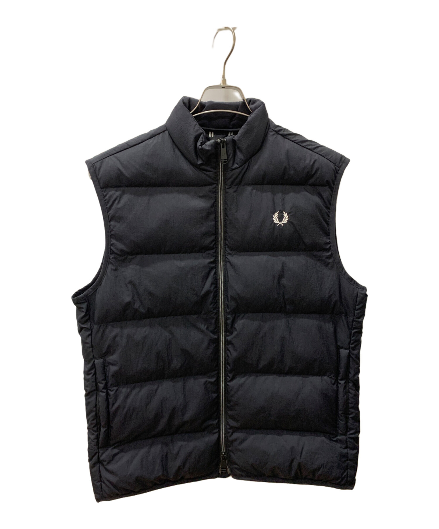 210950●  FRED PERRY 中綿 ベスト M ブラック 中古・古着通販】FRED PERRY (フレッドペリー) 中綿ベスト ブラック