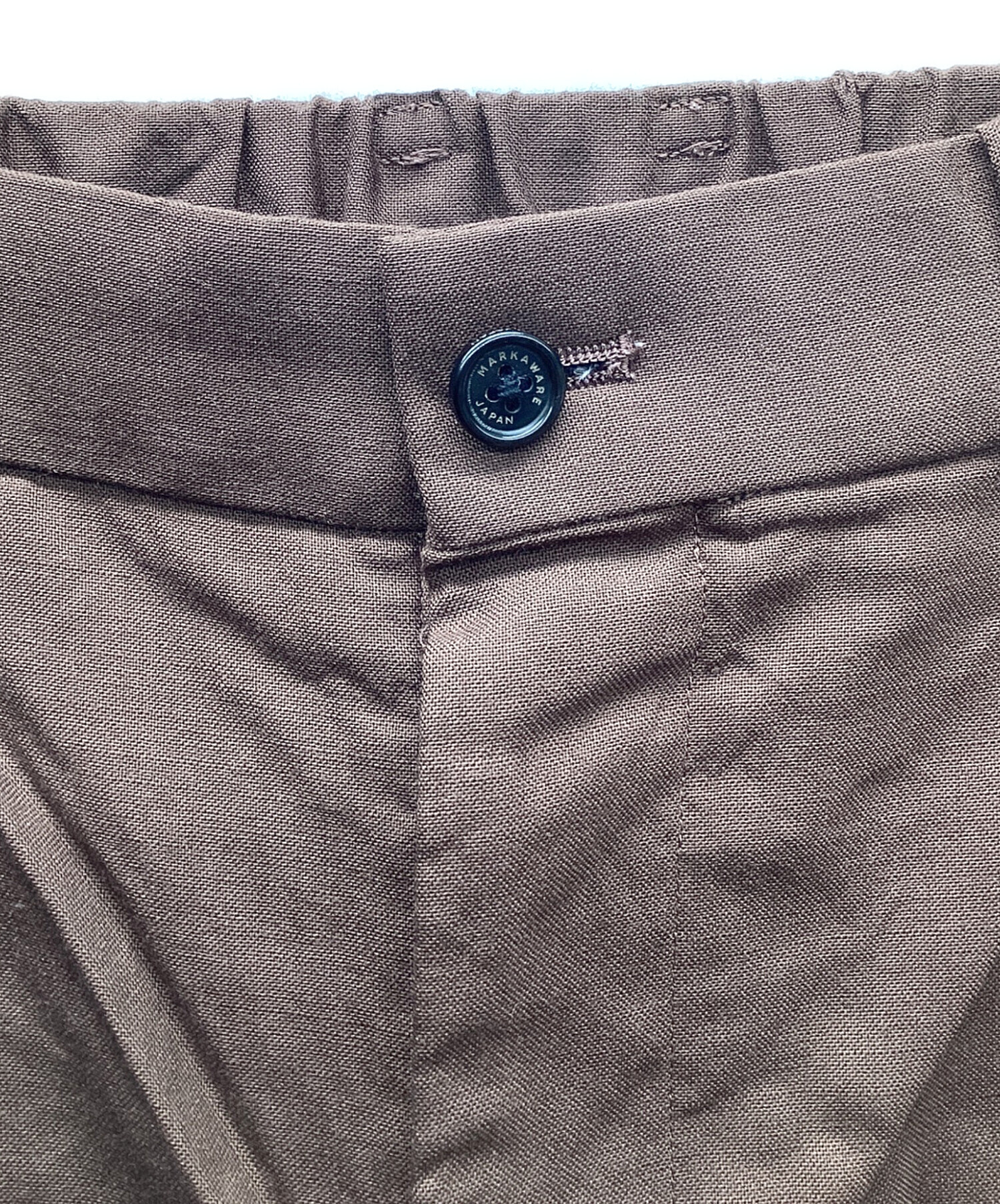 中古・古着通販】MARKAWARE (マーカウェア) PEGTOP TROUSERS ブラウン 中古・古着通販】MARKAWARE (マーカウェア) PEGTOP TROUSERS ブラウン