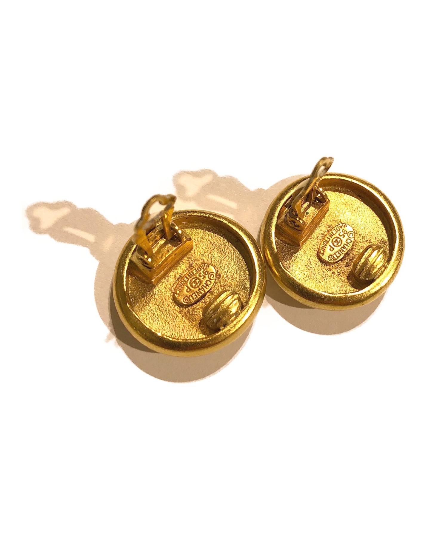 中古・古着通販】CHANEL (シャネル) ボタンモチーフイヤリング  