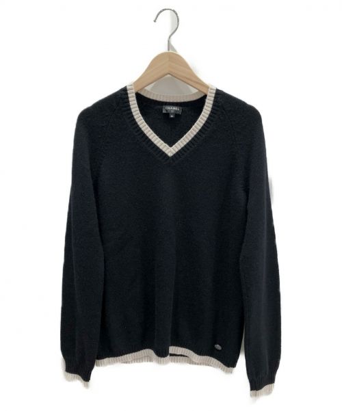 CHANEL アイボリー とブラックモヘアVネックニット 38　チャ―ム付き CHANEL アイボリー とブラックモヘアVネックニット 38 チャ―ム付き