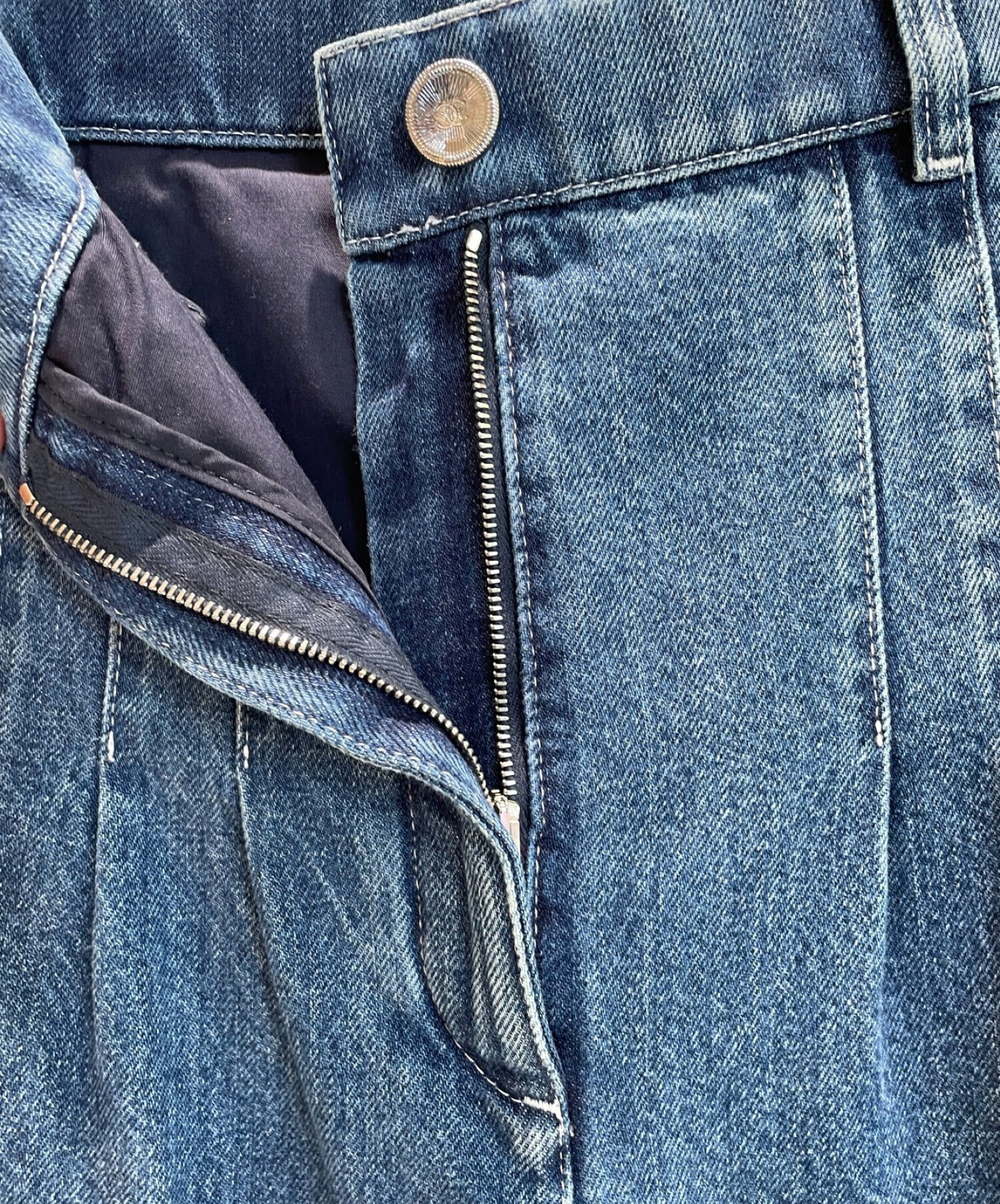 シャネル　CHANEL デニムパンツ　34 入手困難品　即完売品　2025 CHANEL☆シャネルデニムパンツ