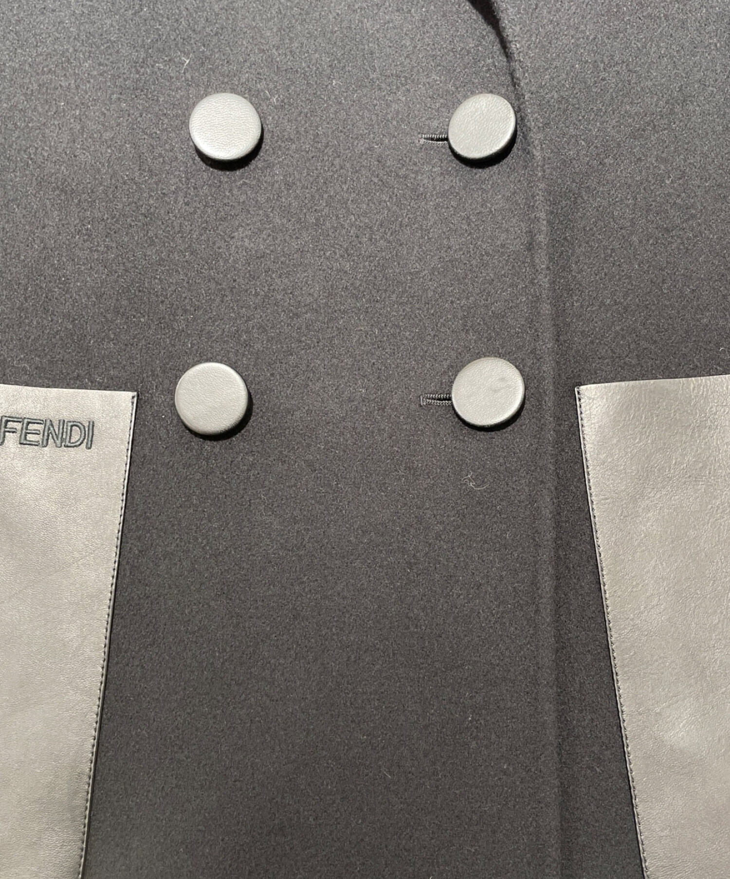【美品】　FENDI グレー ダブルブレストピーコート　ボア　ロゴボタン　金具 共同購入価格 FENDI グレー ダブルブレストピーコート ボア ロゴボタン