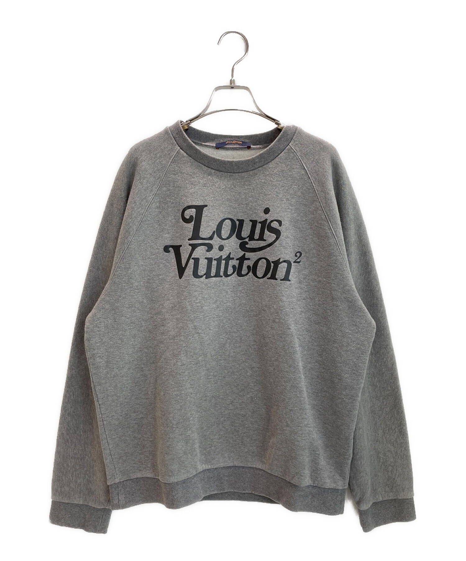 美品　ルイヴィトン グレーのクルーネック長袖カットソー モノグラムLVロゴ付き 中古・古着通販】LOUIS VUITTON (ルイ ヴィトン) スクエアード LV