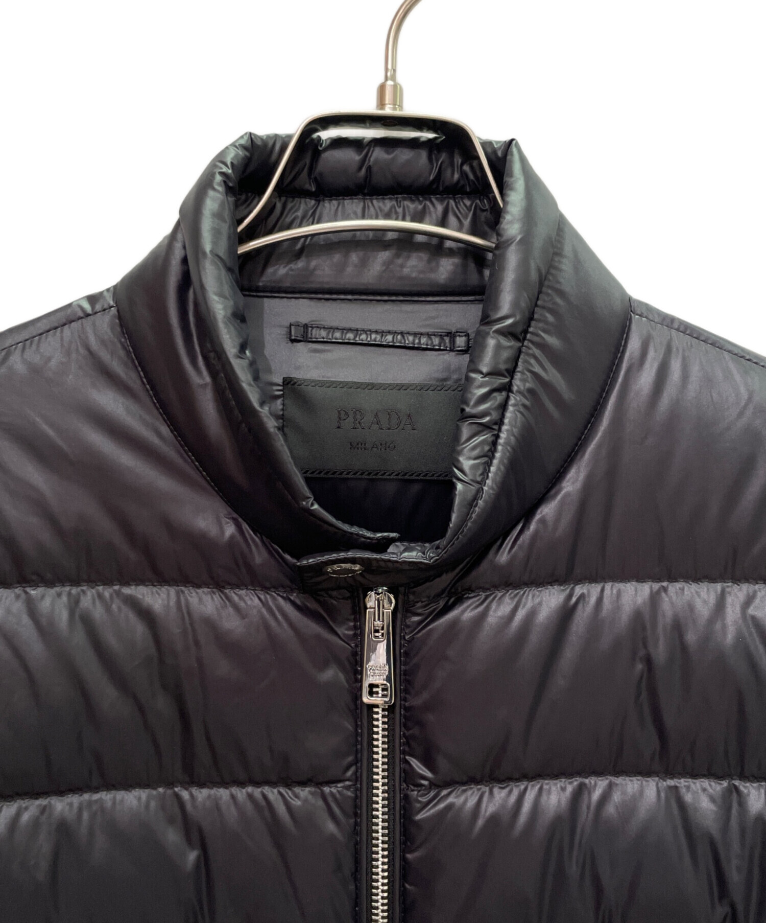 未使用級　プラダ　ダウンジャケット　三角プレート　フード　ブラック　Lサイズ 中古・古着通販】PRADA (プラダ) 三角プレート ダウンジャケット