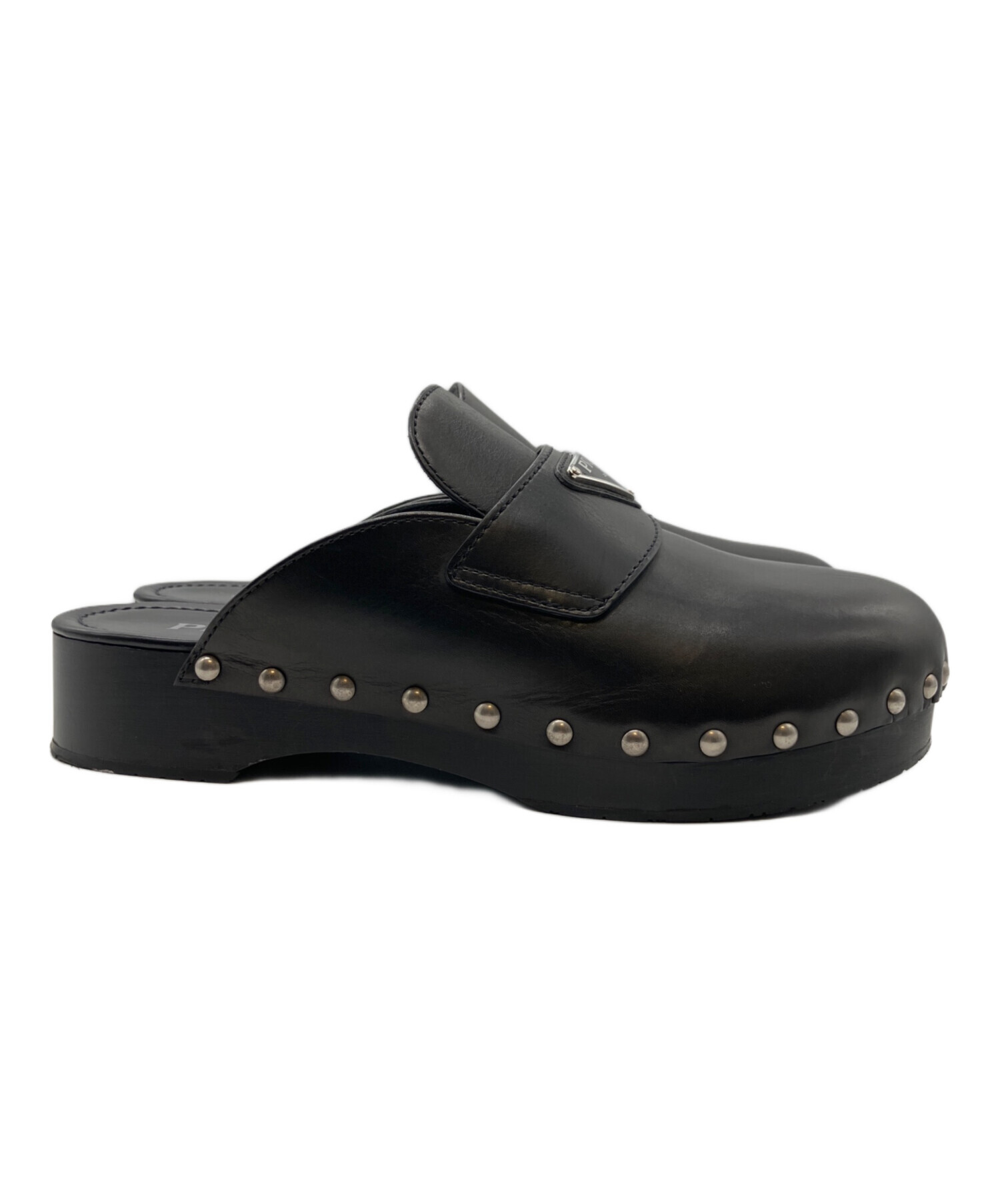 24時間以内発送！早い者勝ち！定価100000！PRADA ブラックサンダル 中古・古着通販】PRADA (プラダ) スタッズ レザークロッグサンダル