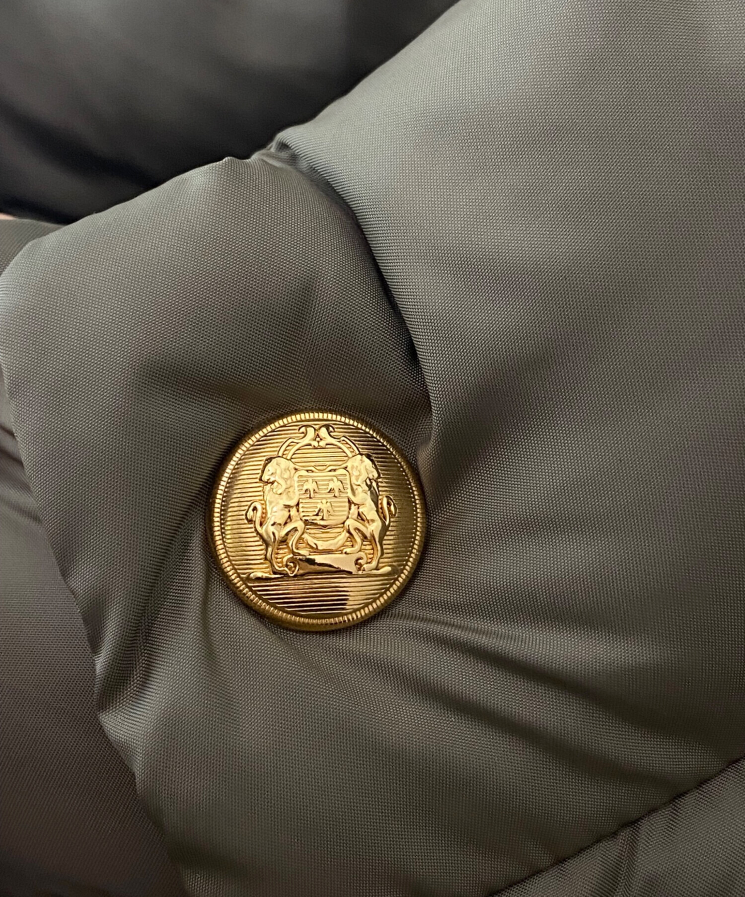 CÉLINE フード付きダウンジャケット 34サイズ オリーブグリーン　新品 CÉLINE フード付きダウンジャケット 34サイズ オリーブグリーン CÉLINE