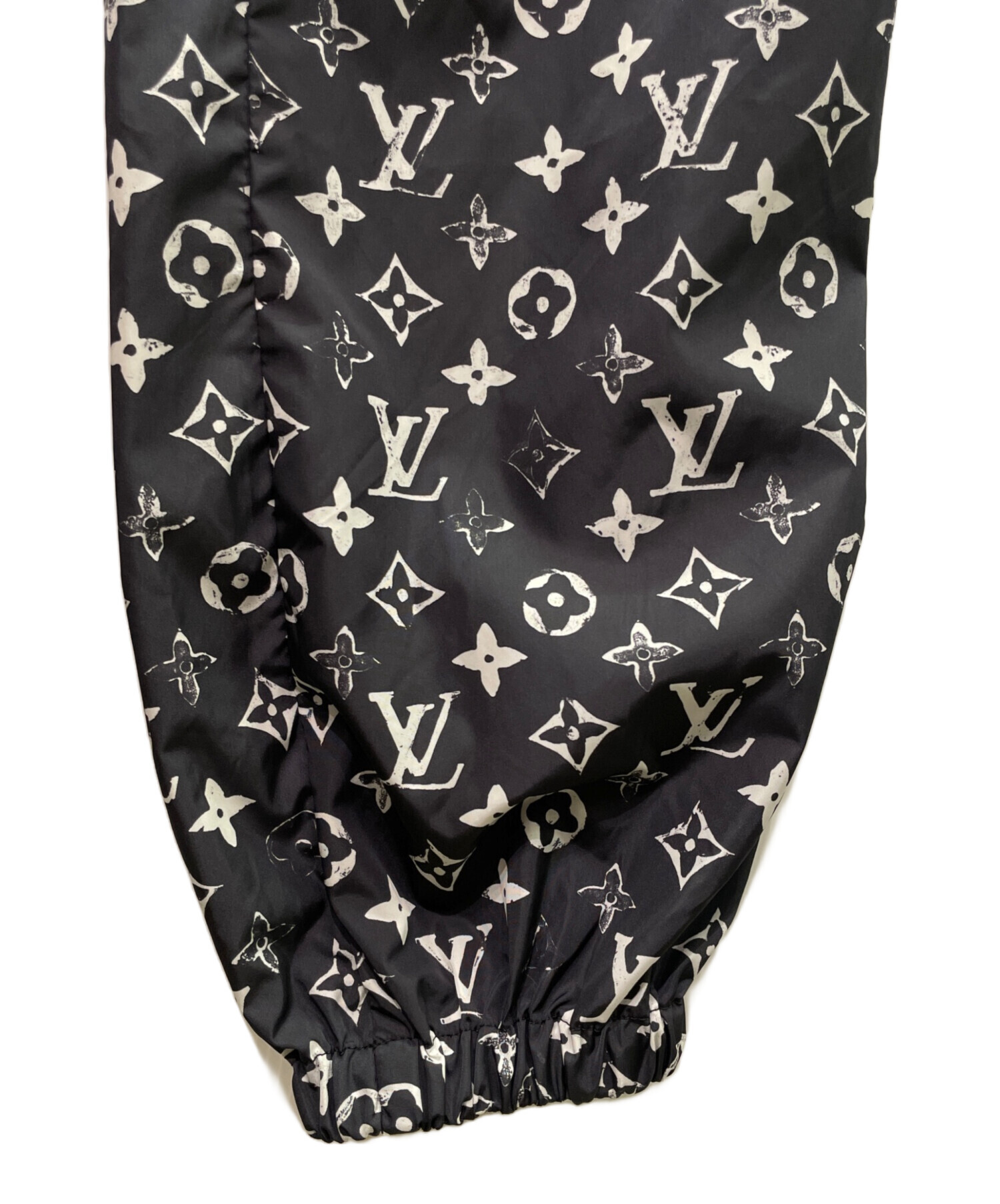 高級 人気 ルイヴィトン ステンシルエフェクト モノグラム ナイロンパンツ 中古・古着通販】LOUIS VUITTON (ルイ ヴィトン) ステンシルエフェクト