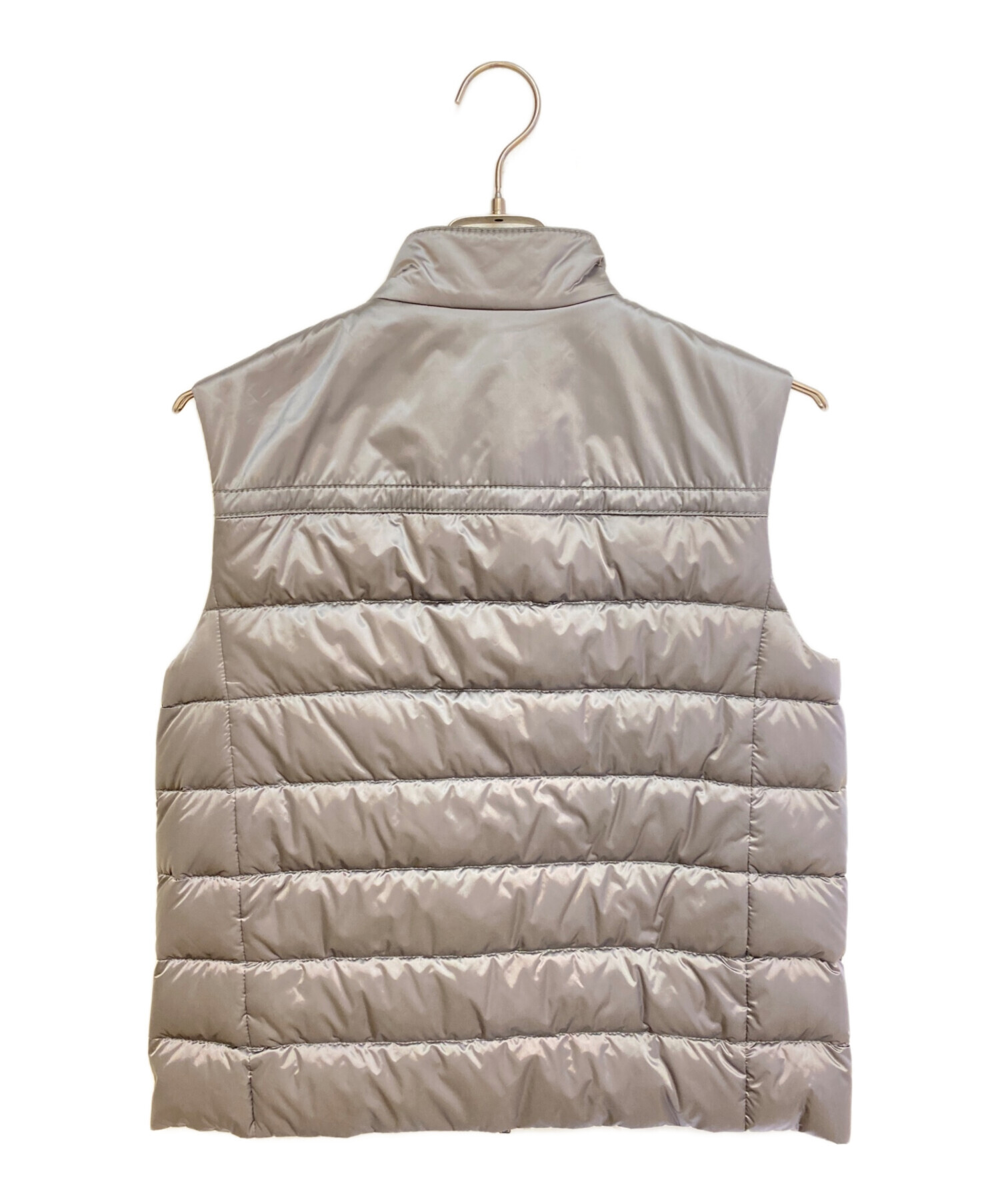 美品 PRADA プラダ ダウンベスト 三角プレート ベージュ グレー 中古・古着通販】PRADA (プラダ) ロゴプレートダウンベスト グレー