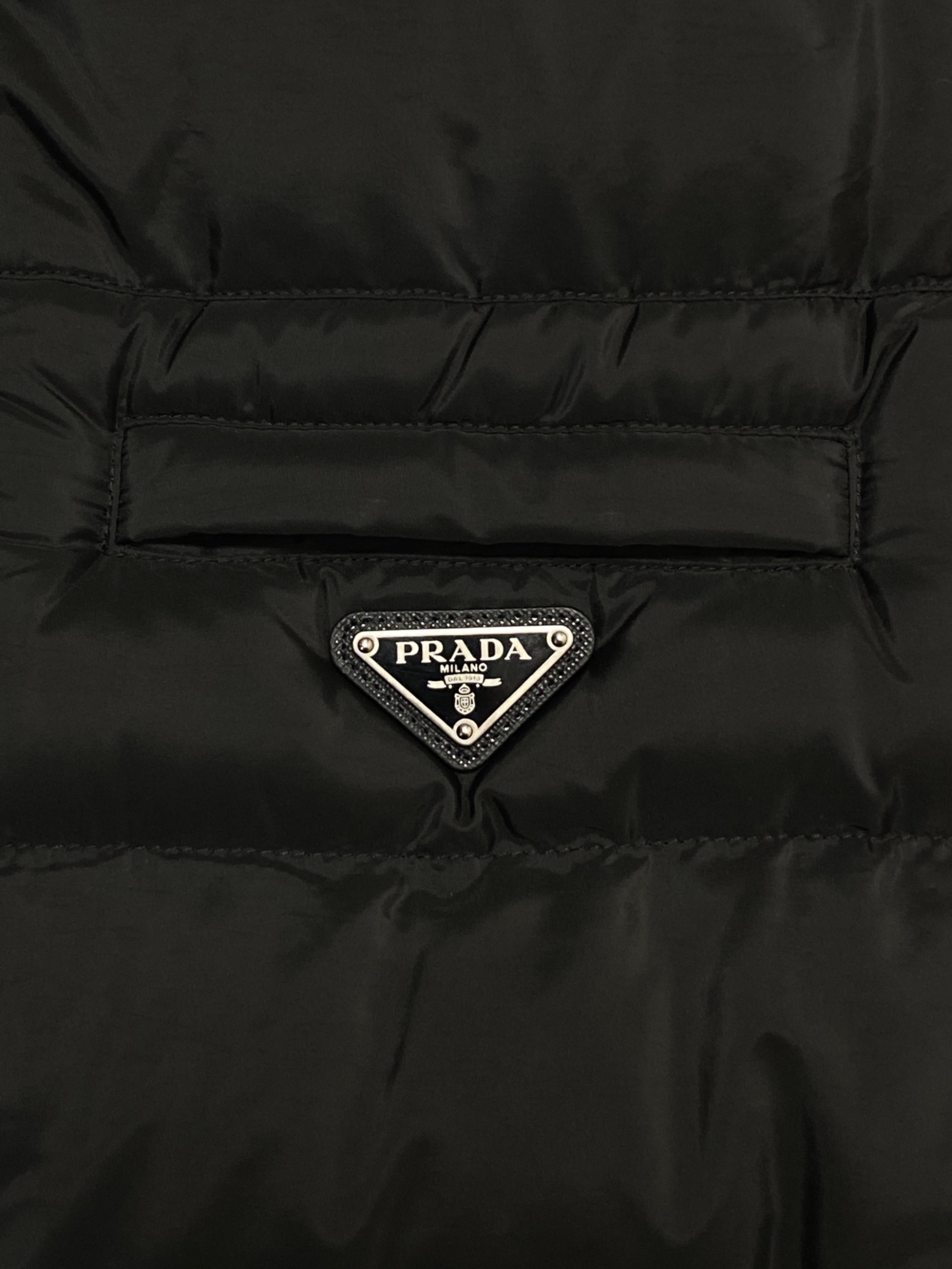 中古・古着通販】PRADA (プラダ) ロゴプレートダウンベスト ブラック