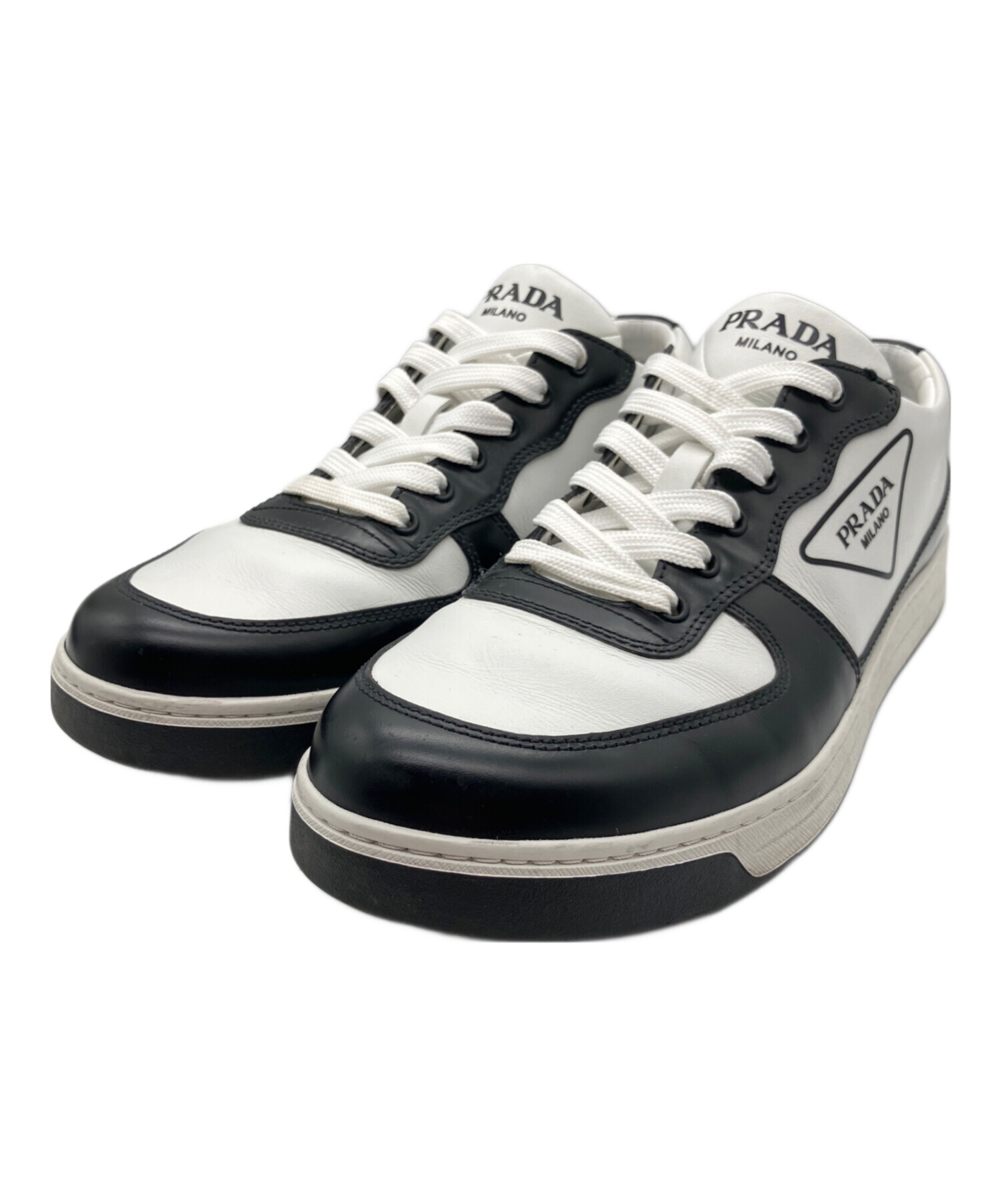 【未使用級】プラダ ローカット スニーカー トライアングルロゴ サイズ8.5 中古・古着通販】PRADA (プラダ) トライアングルロゴスニーカー