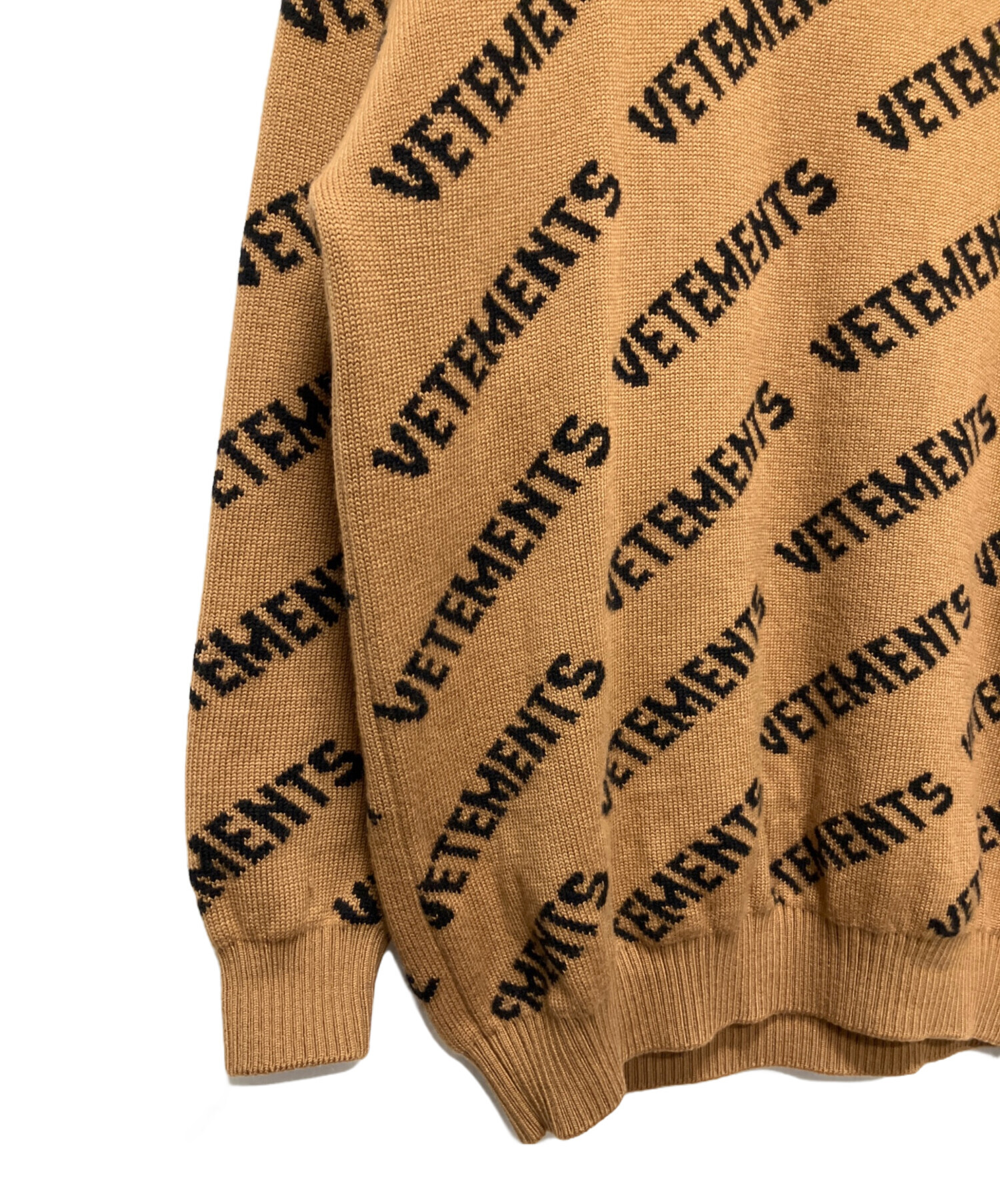 中古・古着通販】VETEMENTS (ヴェトモン) オールオーバーロゴニット