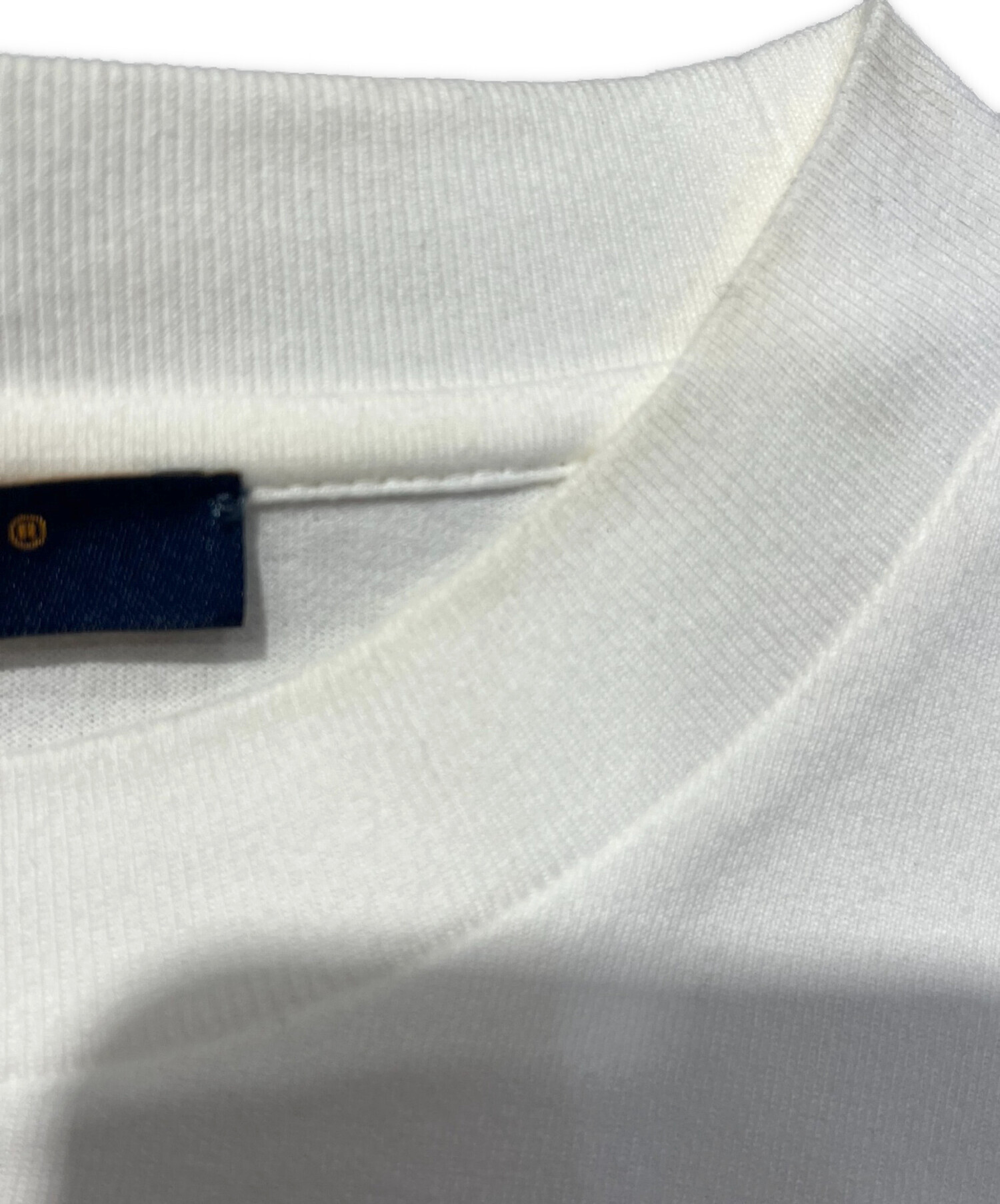 中古・古着通販】LOUIS VUITTON (ルイ ヴィトン) エンボスLVTシャツ 中古・古着通販】LOUIS VUITTON (ルイ ヴィトン) エンボスLVTシャツ