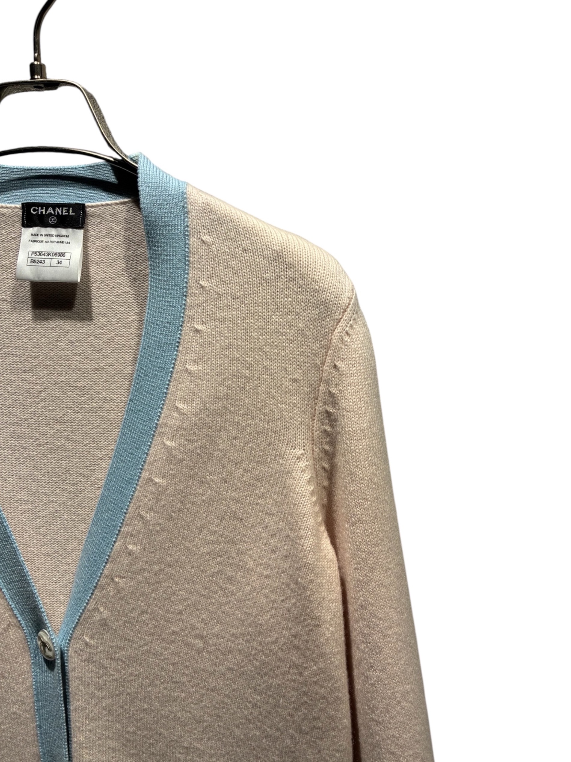 CHANEL アイボリー/水色 長袖カーディガン Chanel White/Teal Cashmere Monogram Cardigan Size 38 FR