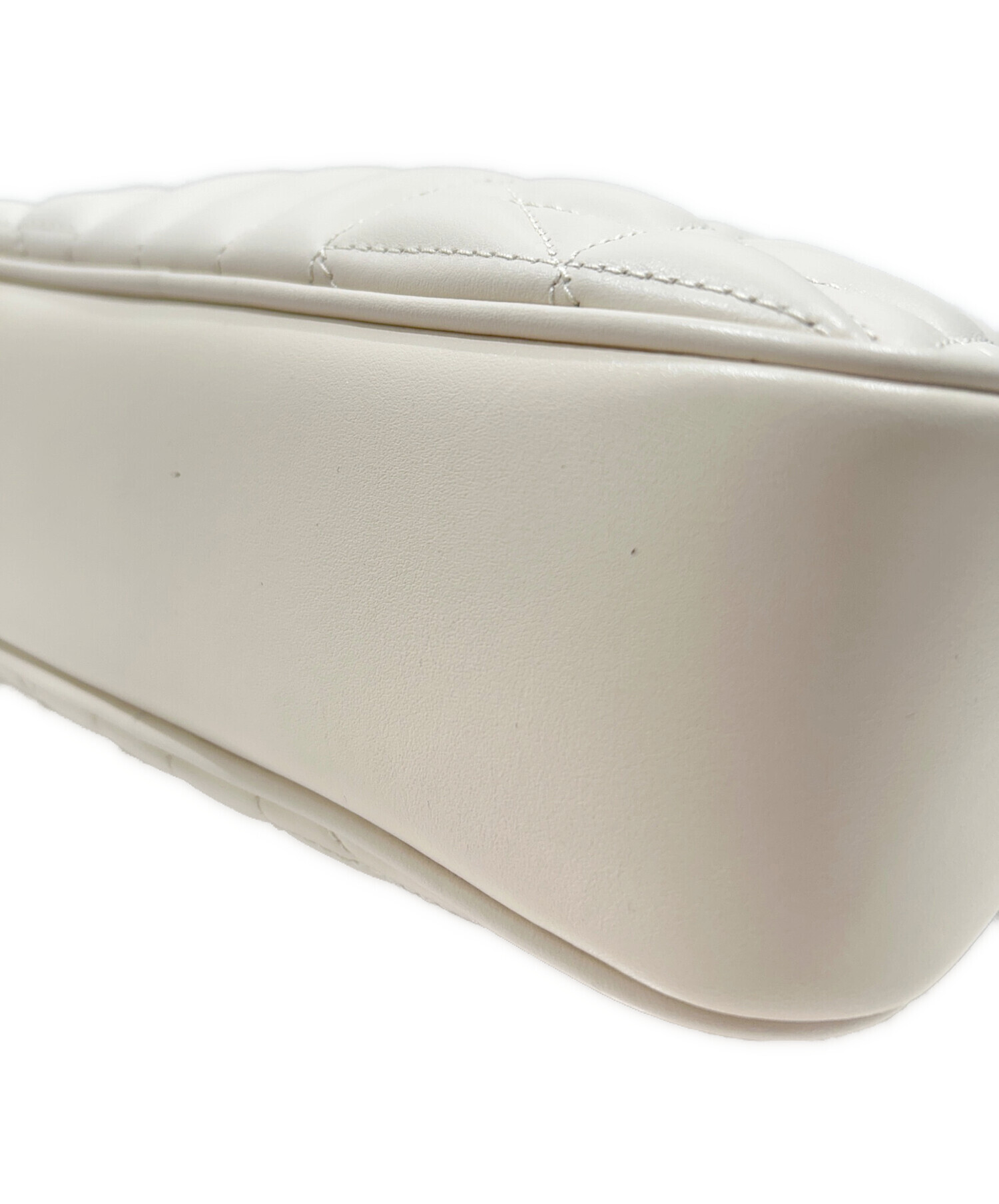 GUCCI ホワイト キルティング ショルダーバッグ 中古・古着通販】GUCCI (グッチ) GUCCI/ショルダーバッグ/キルティング