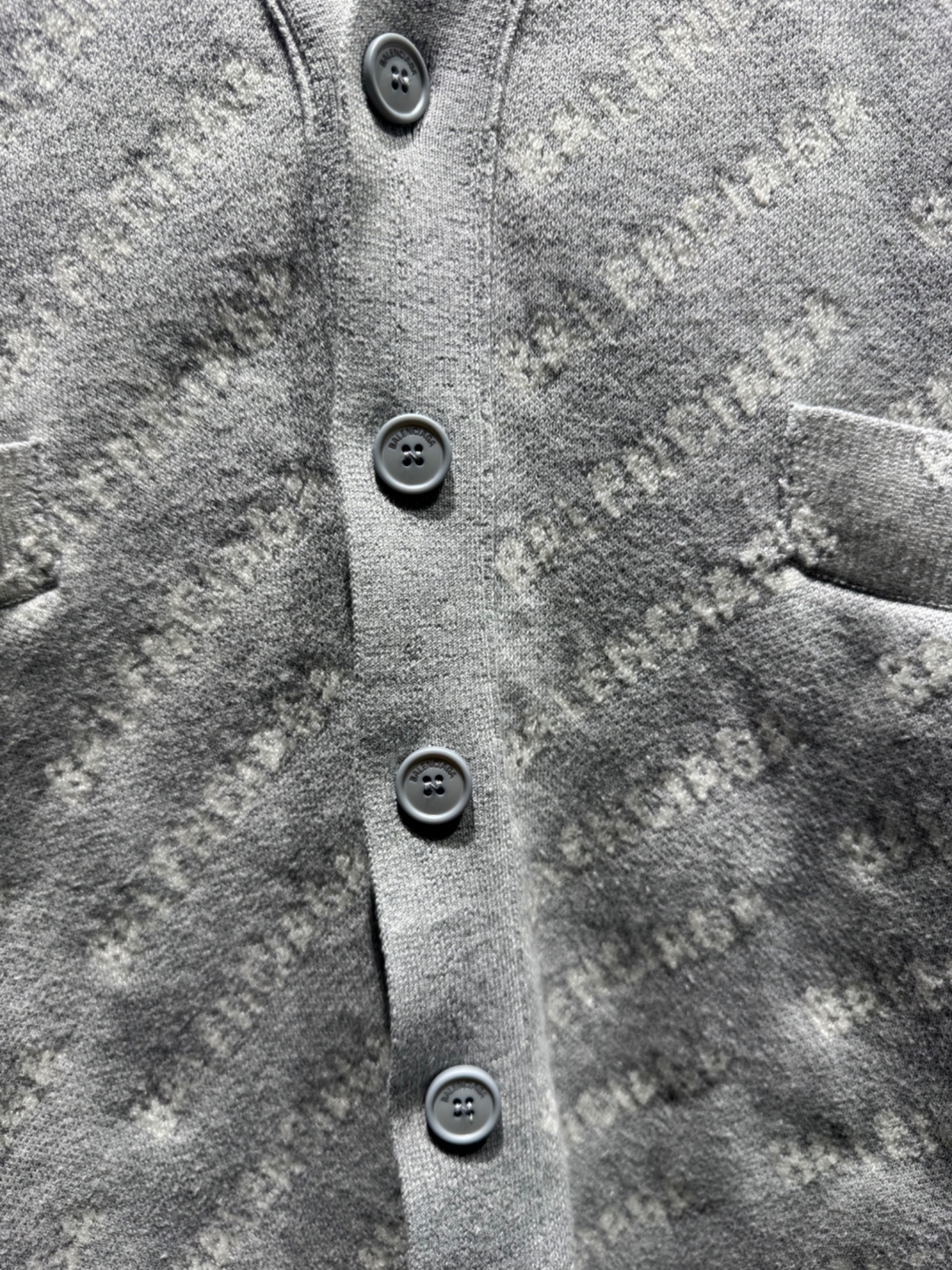 BALENCIAGA / バレンシアガ | カシミヤ ウール オーバー ニットカーディガン | 36 | グレー | レディース 中古・古着通販】BALENCIAGA (バレンシアガ) Logo Patch Wool Knit