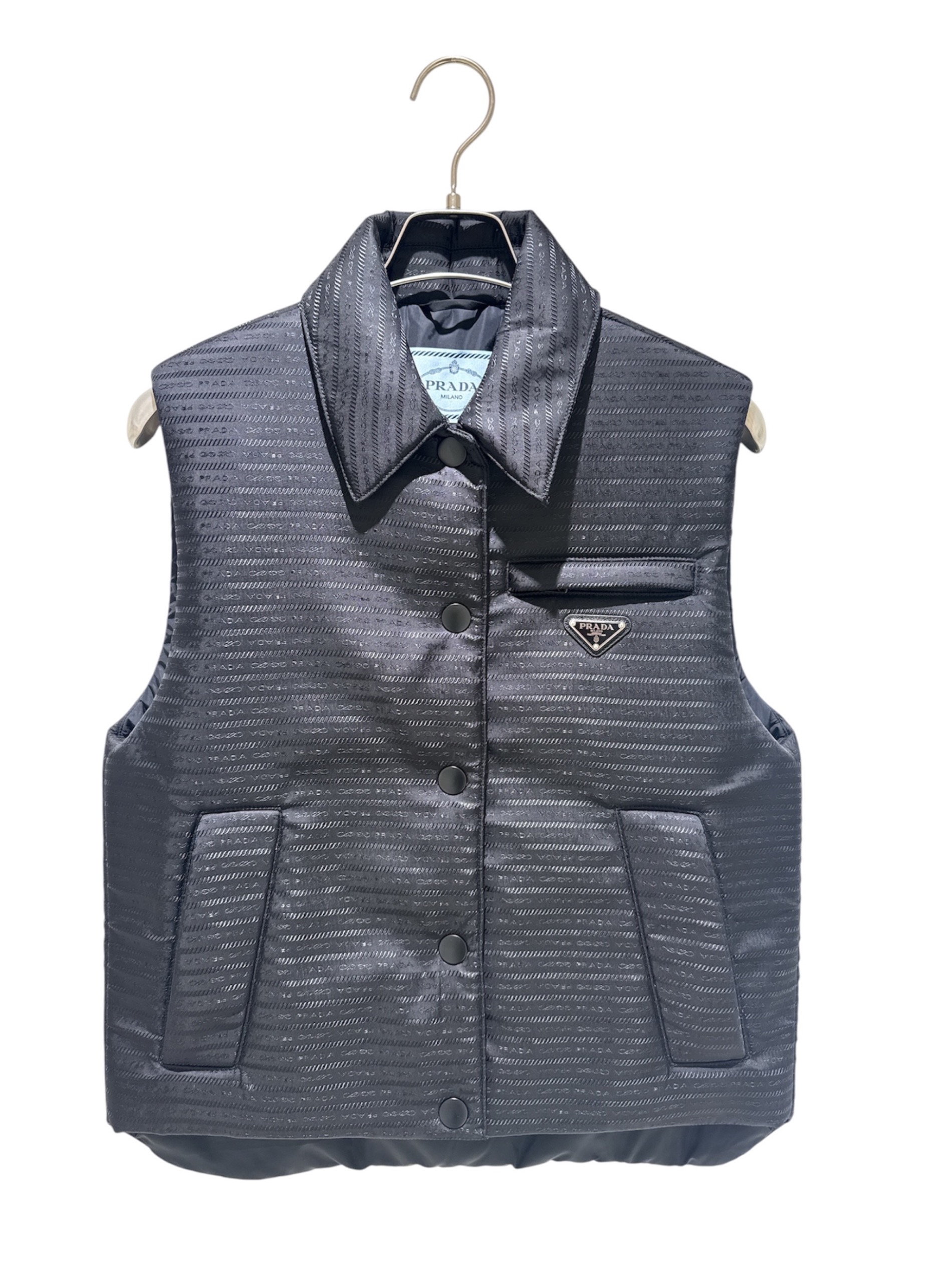 PRADA プラダ トライアングルプレート 三角ロゴ ダウンベスト 黒 44 中古・古着通販】PRADA (プラダ) Triangle Logo Vest/トライアングル