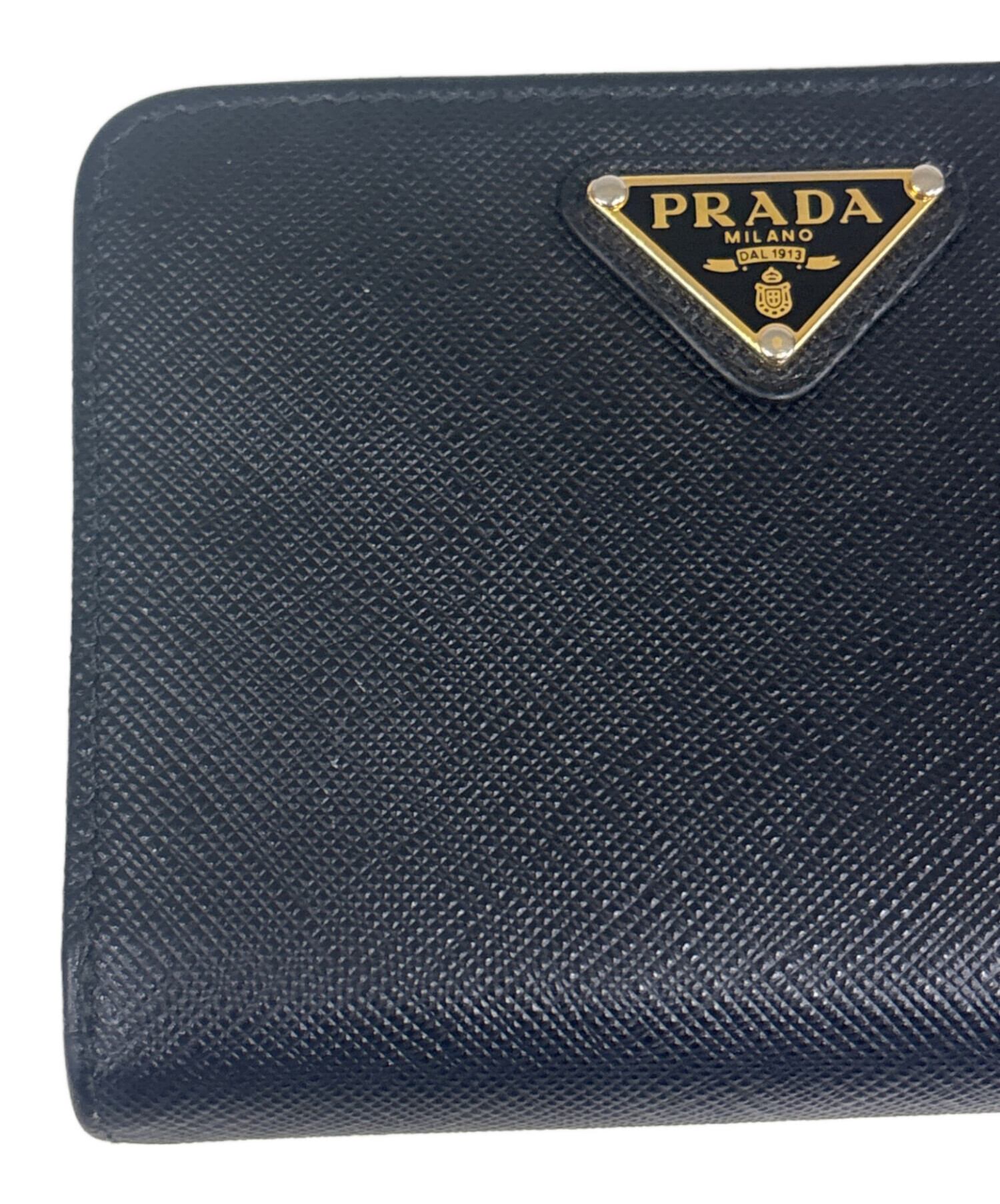 【未使用】PRADA トライアングルデザイン　二つ折り財布　ブラック 中古・古着通販】PRADA (プラダ) 2つ折り財布 トライアングル ブラック