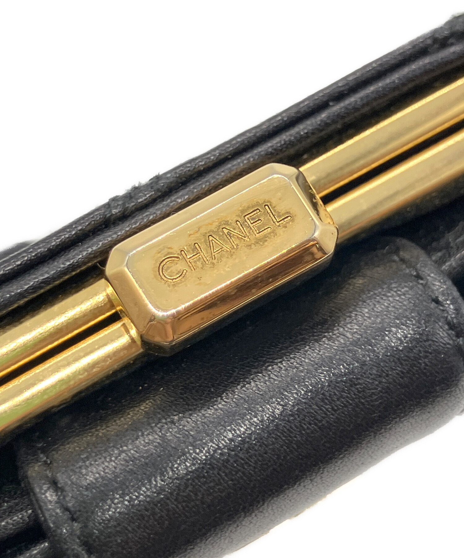CHANEL ブラック レザー 二つ折り 財布 がま口 中古・古着通販】CHANEL (シャネル) がま口2つ折り財布 ブラック